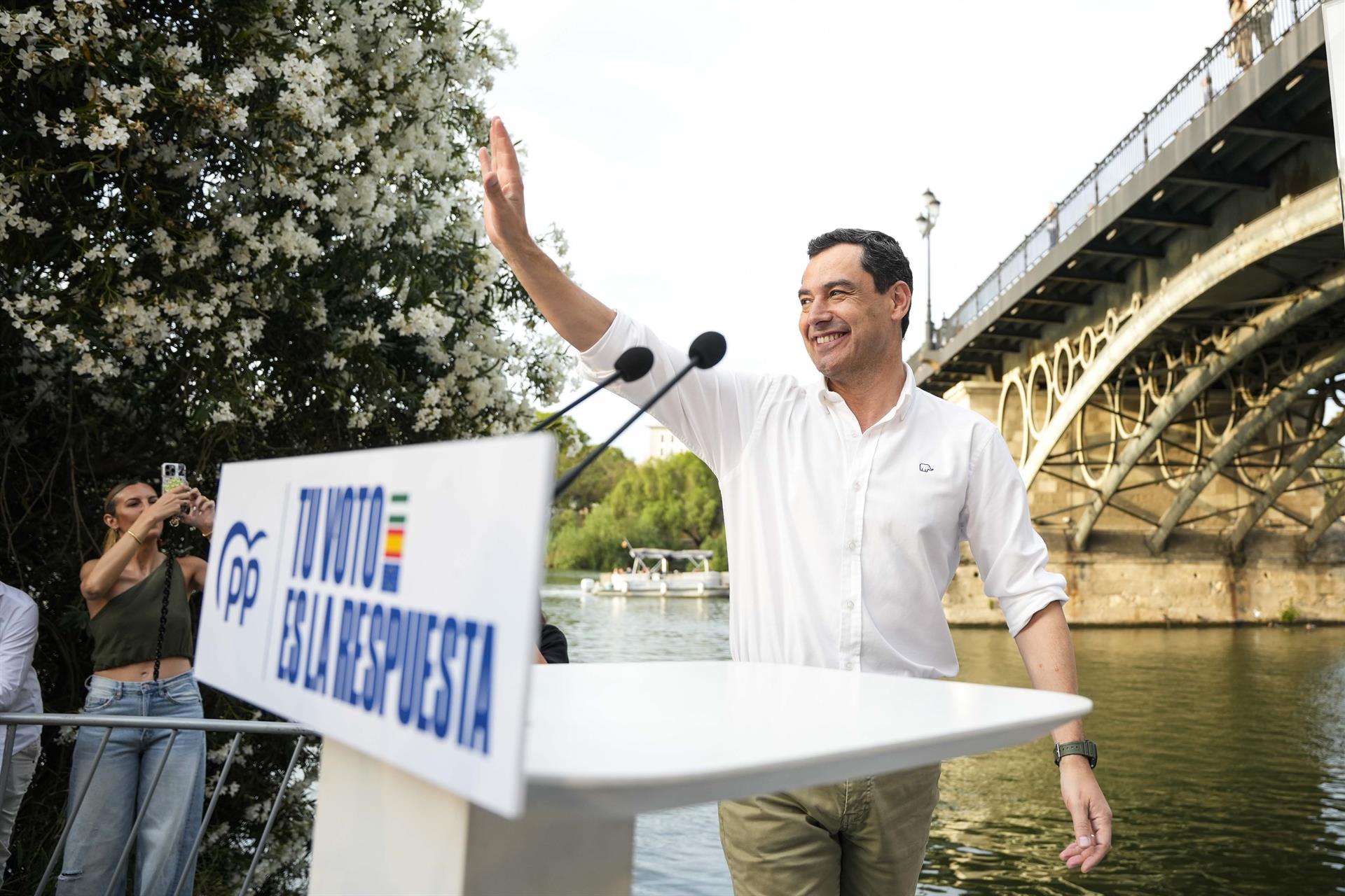 El presidente de la Junta de Andalucía, Juanma Moreno, interviene durante el acto regional de cierre de campaña del 9J del PP-A en el Paseo Nuestra Señora de la O, a 7 de junio de 2024 en Sevilla (Andalucía, España) - Joaquin Corchero - Europa Press