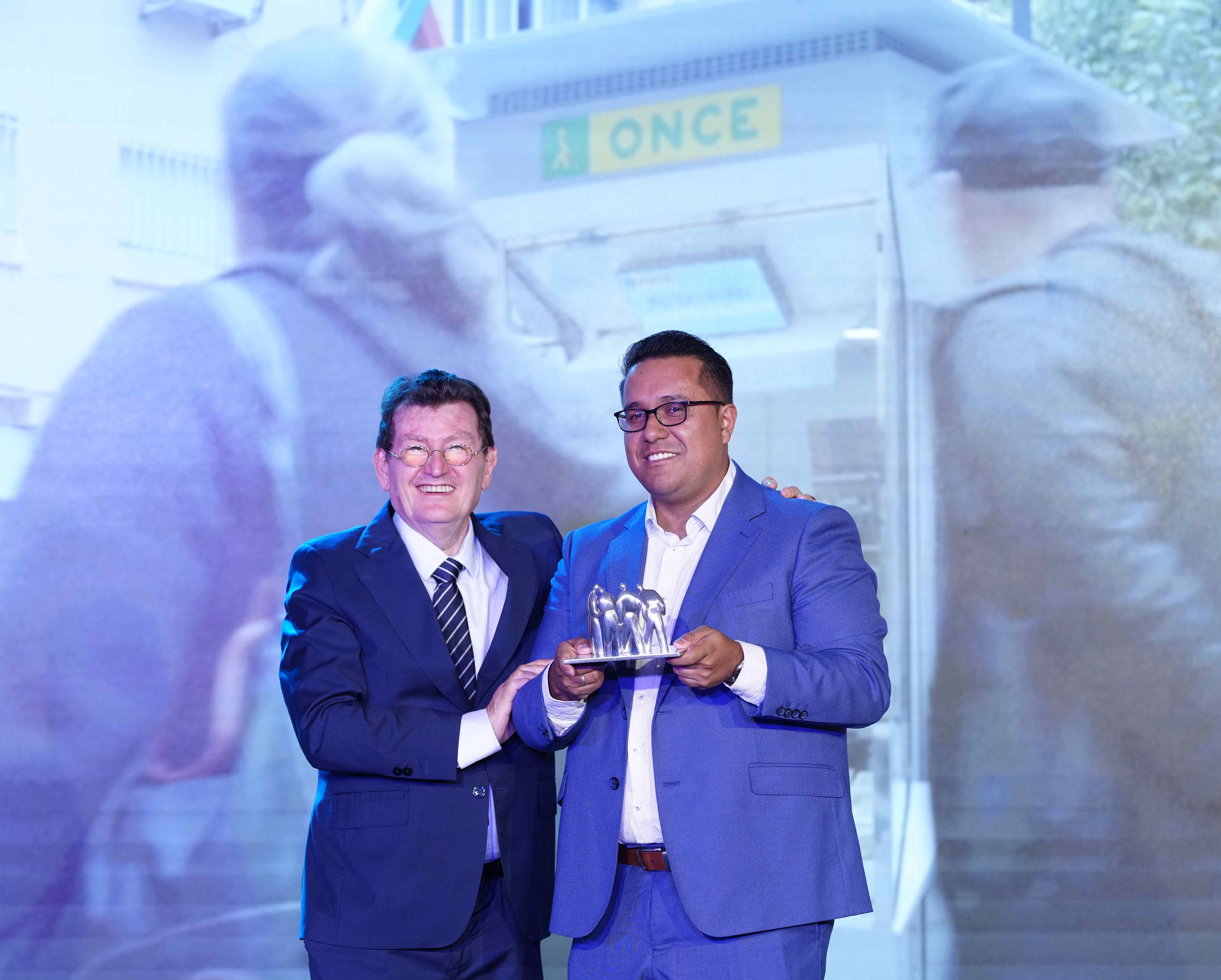 Henry González con el director general de la ONCE.