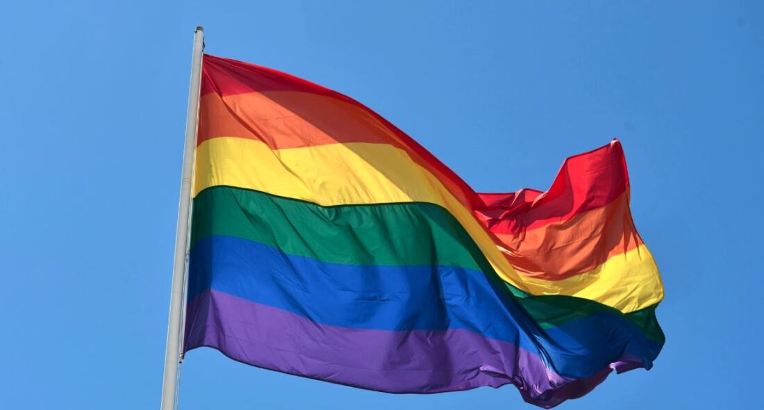 Bandera LGTBI+, en el Campo de Gibraltar.  (Foto: Ayuntamiento de San Roque). Roja Directa, en contra de la criminalización de la homosexualidad por los detenidos en Venezuela