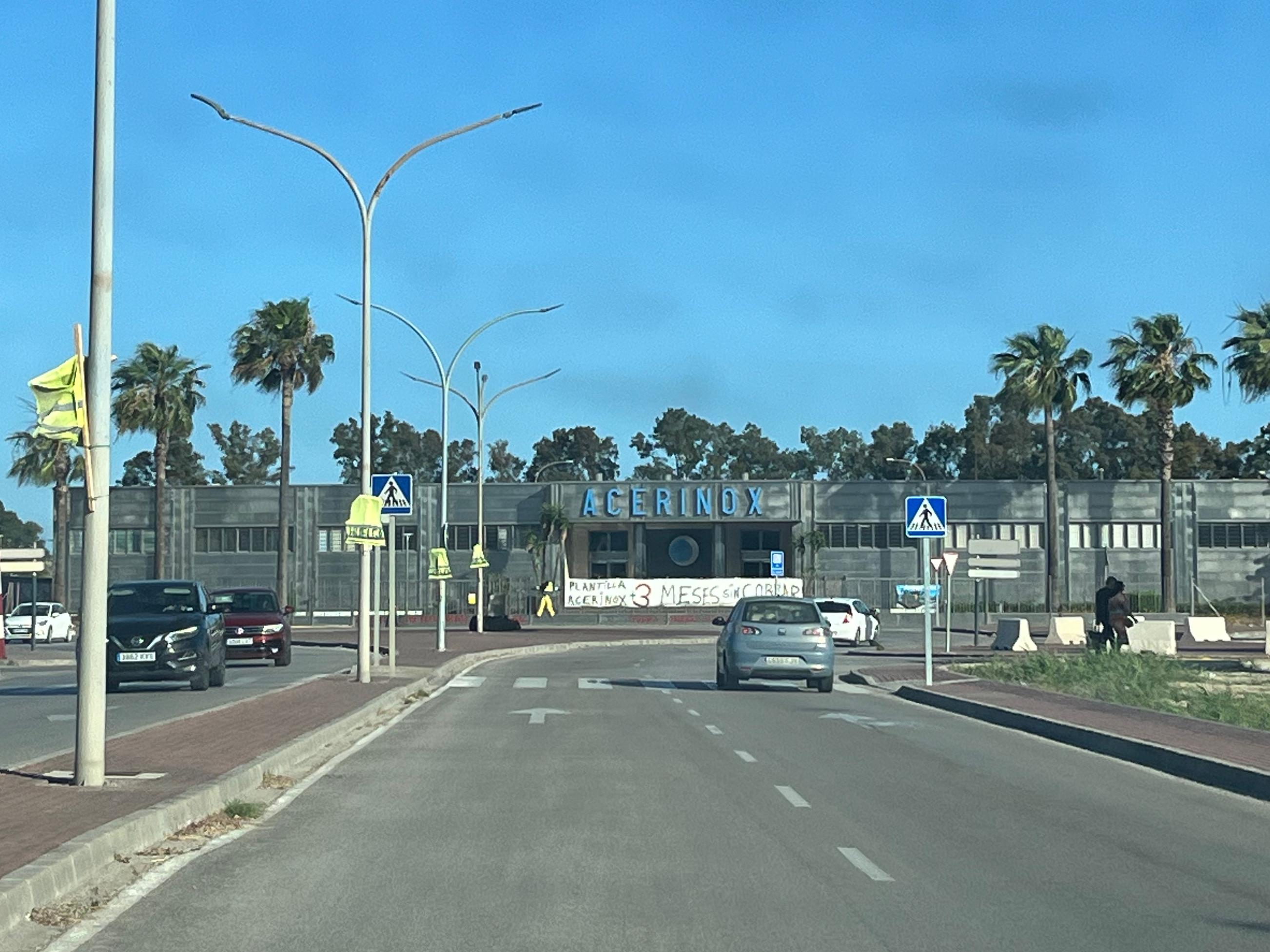 Entrada a la factoría de Acerinox. Acerinox deja la responsabilidad de poner fin al conflicto a la parte social