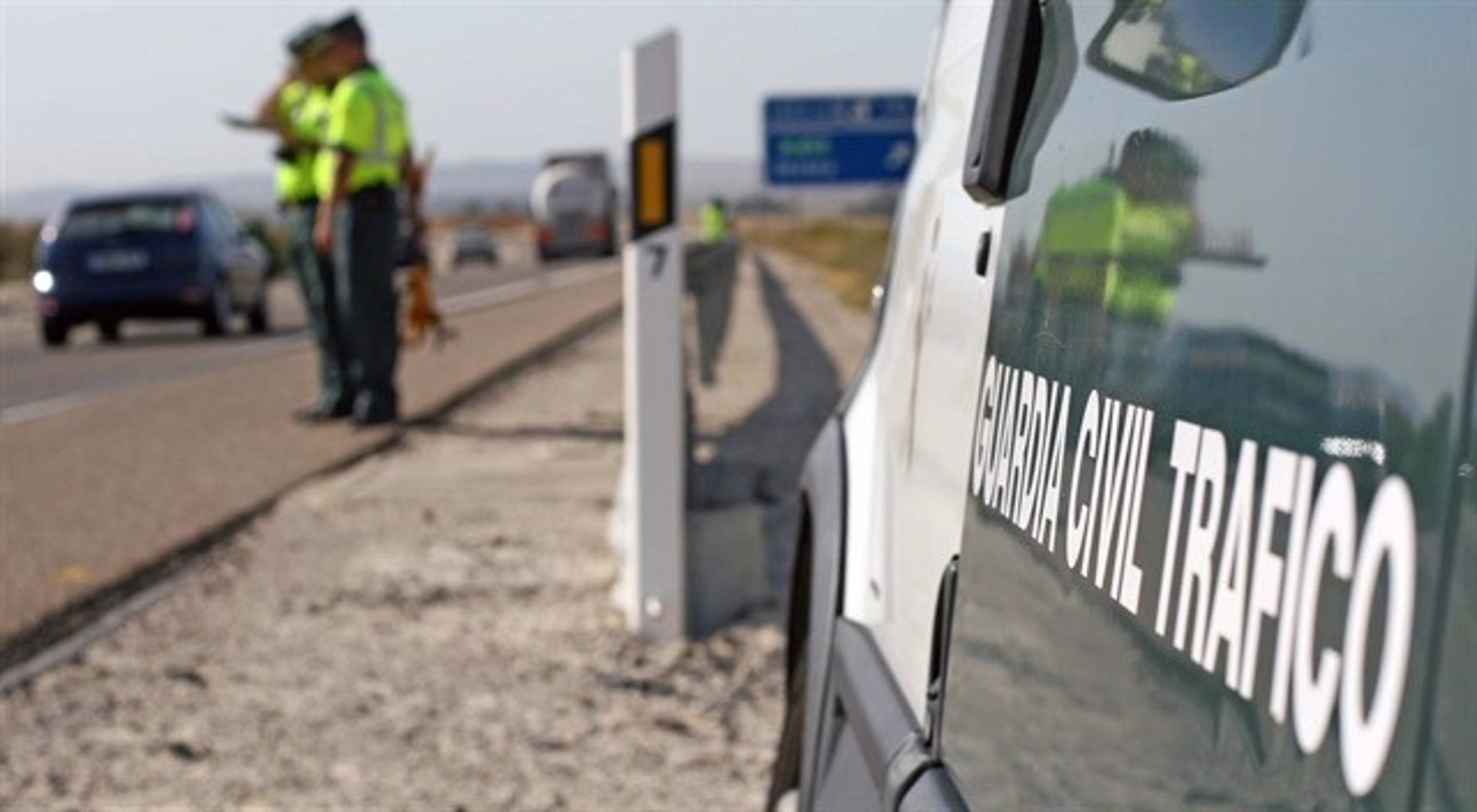 La Guardia Civil 'caza' un turismo a 186 km/h en un tramo de 80 km/h en la A-381.