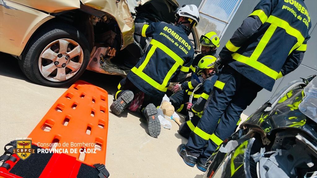 Bomberos de Algeciras aprenden las técnicas de Soporte Vital Básico. Imagen del curso. 