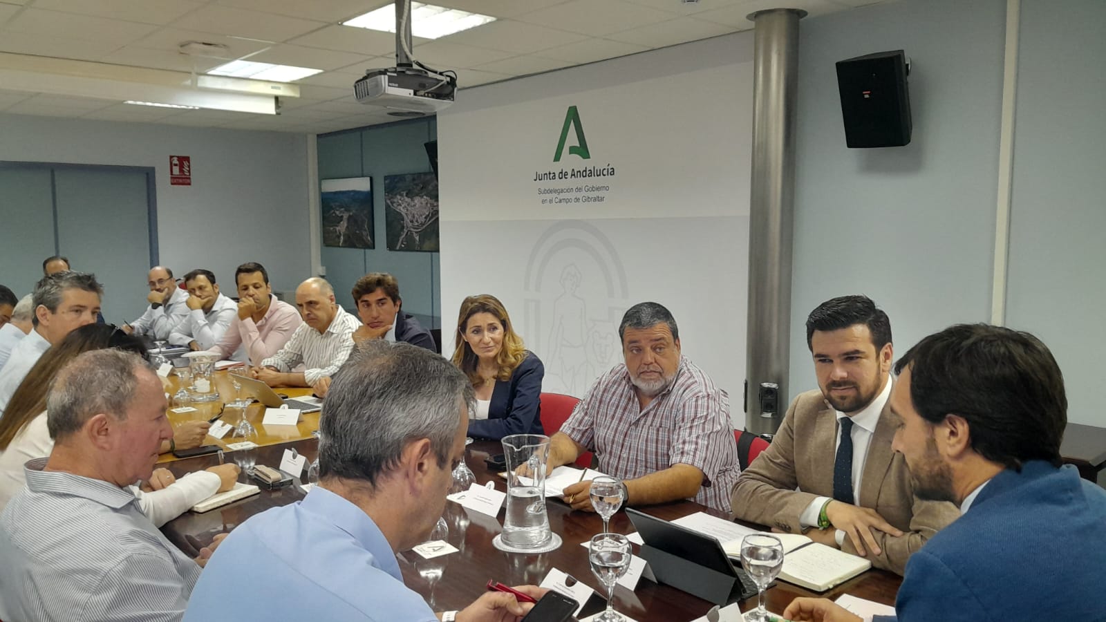 Junta y Asociación de Grandes Industrias se reúnen para seguir reduciendo el consumo de agua.