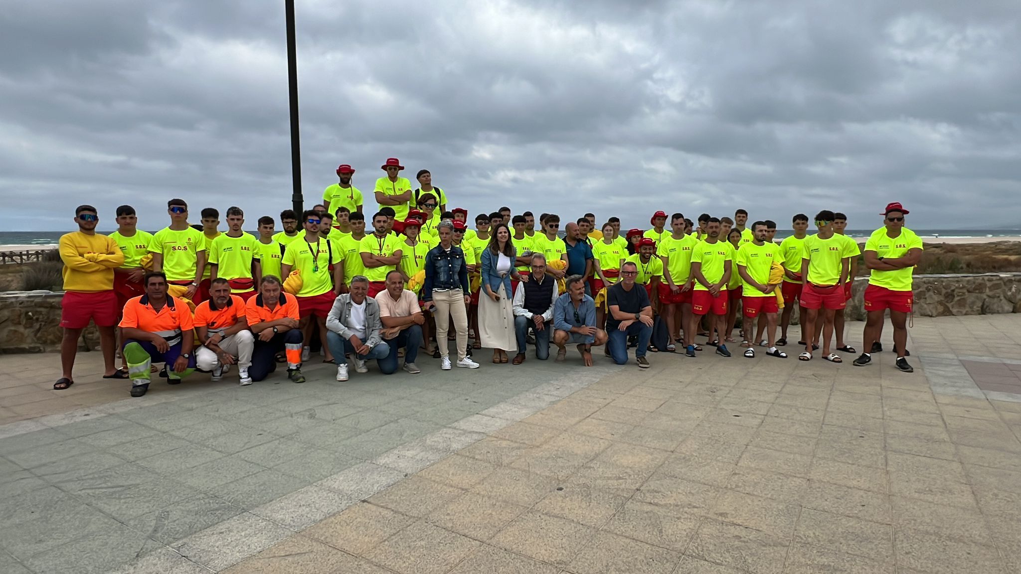 Tarifa inicia la temporada de playas con un dispositivo integrado por 62 personas