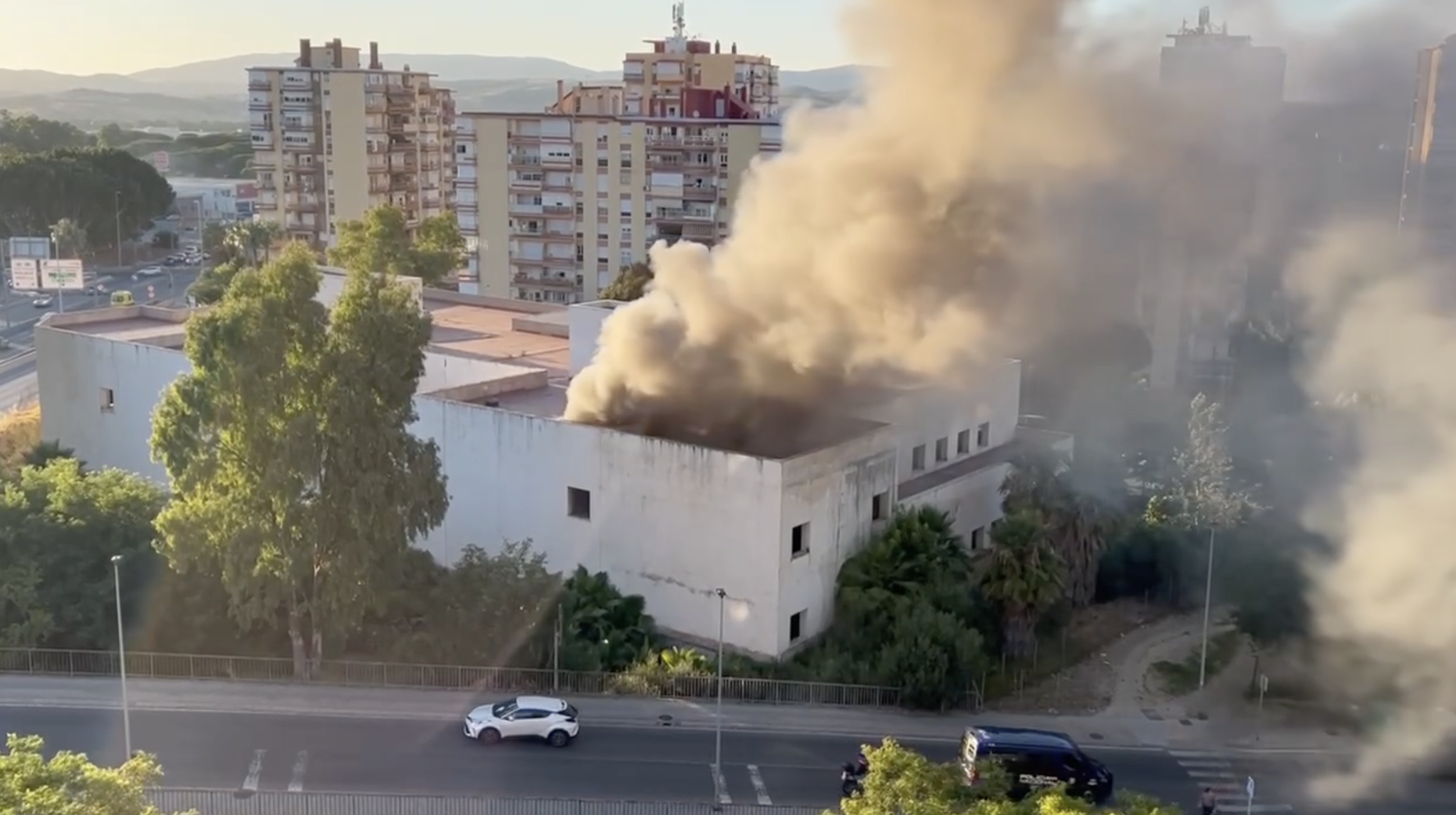 Arde el edificio abandonado que nunca fue jefatura de la Policía Local. 