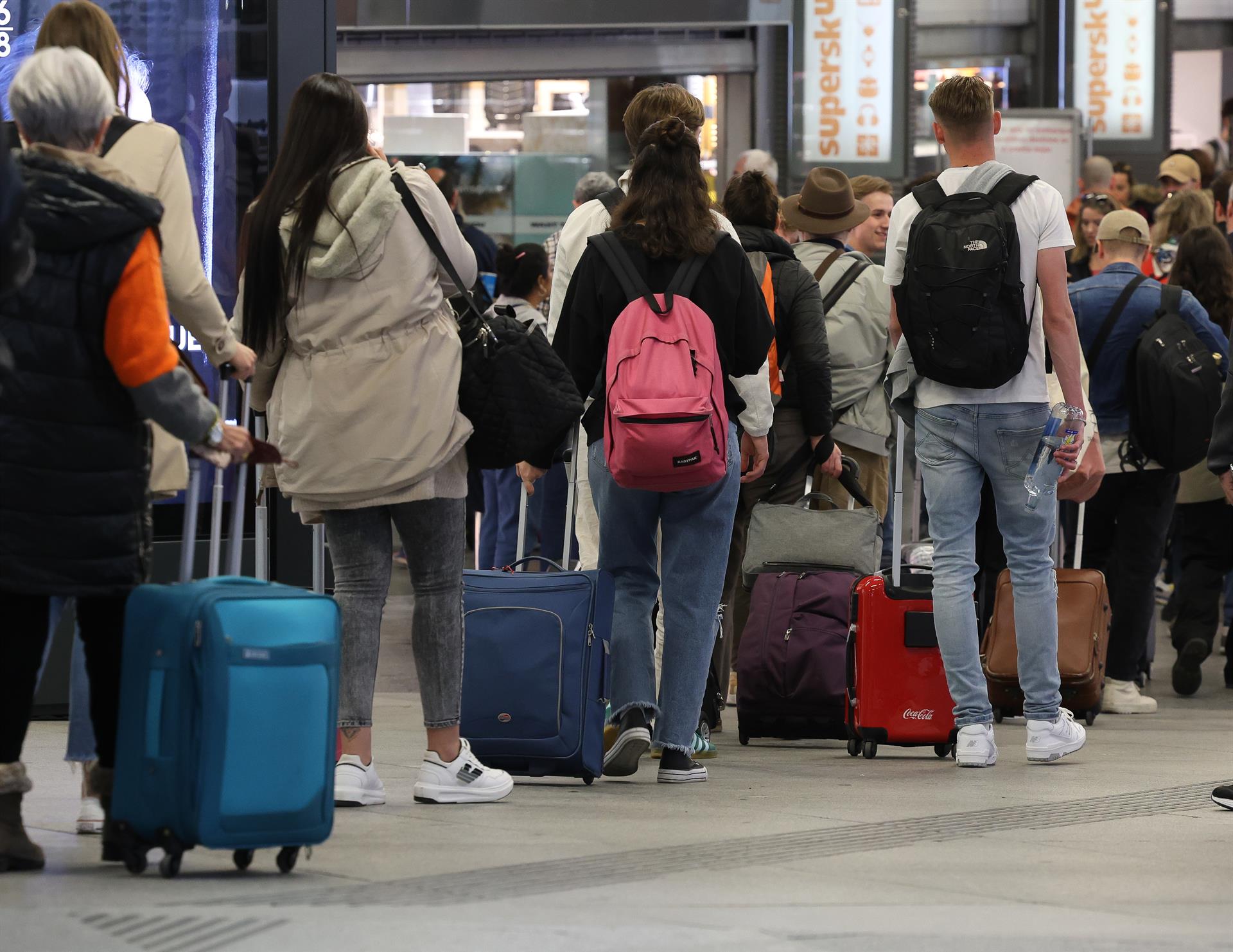 ¿Viajas este verano y tienes menos de 30 años? Estos son los descuentos del Gobierno que puedes solicitar. Foto: Marta Fernández Jara - Europa Press - Archivo.