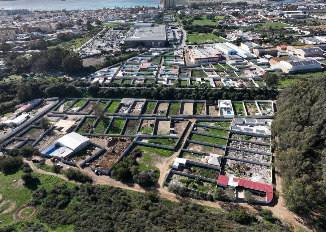 Paralizada la construcción de una macrourbanización ilegal en suelo rústico en La Línea.