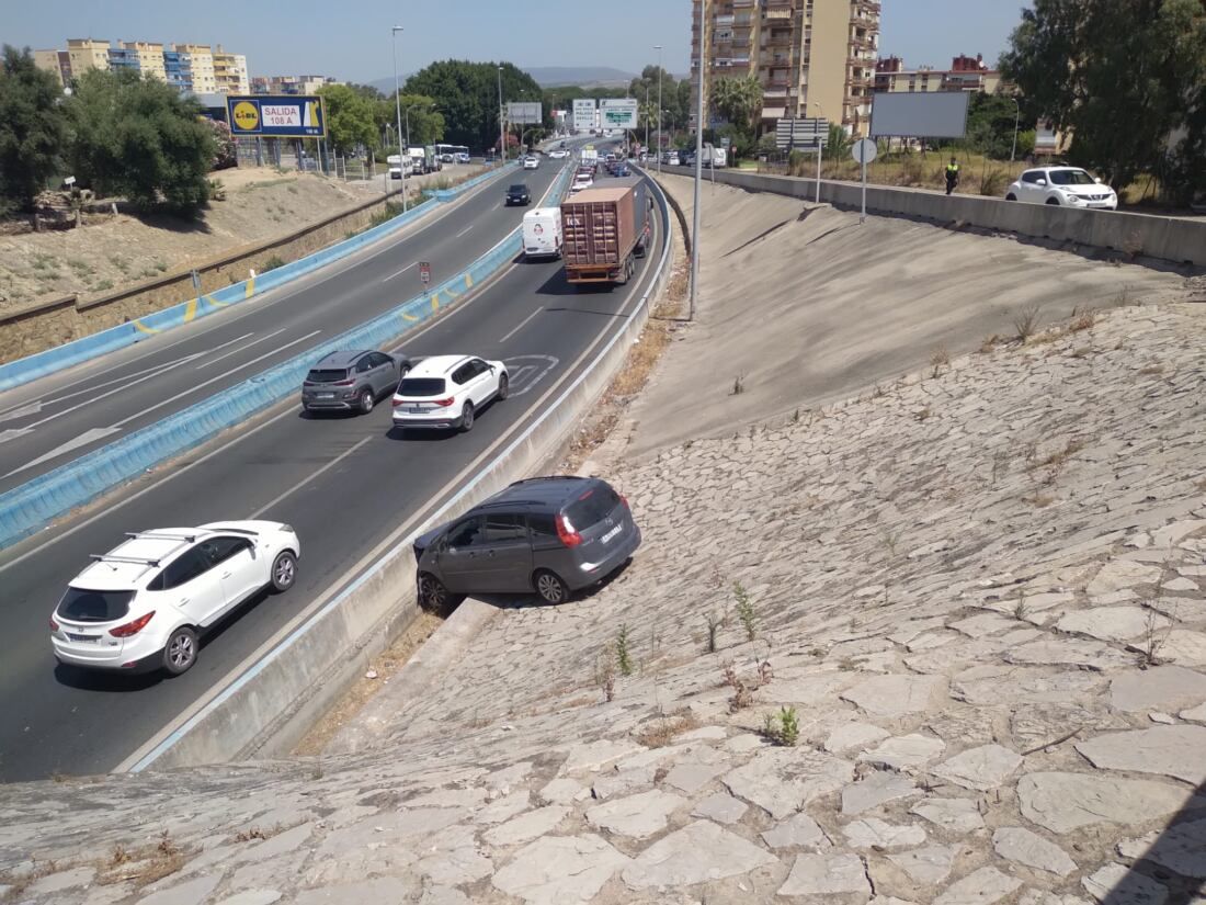 Un coche se precipita por un terraplén de La Granja. Foto: M.A.Benito.