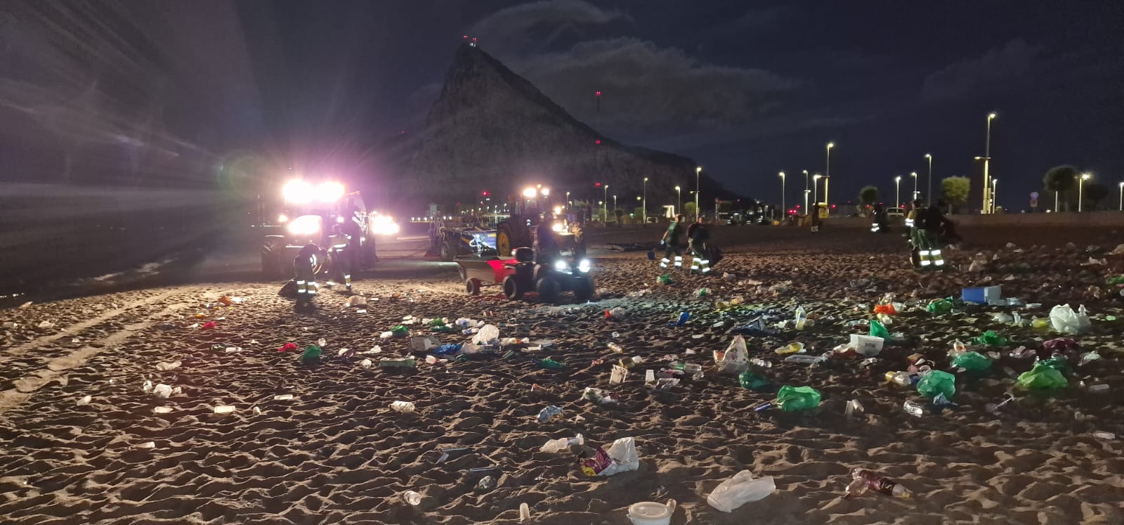 Retiran 18.000 kilos de basuras de las playas de La Línea tras la celebración de la Noche de San Juan