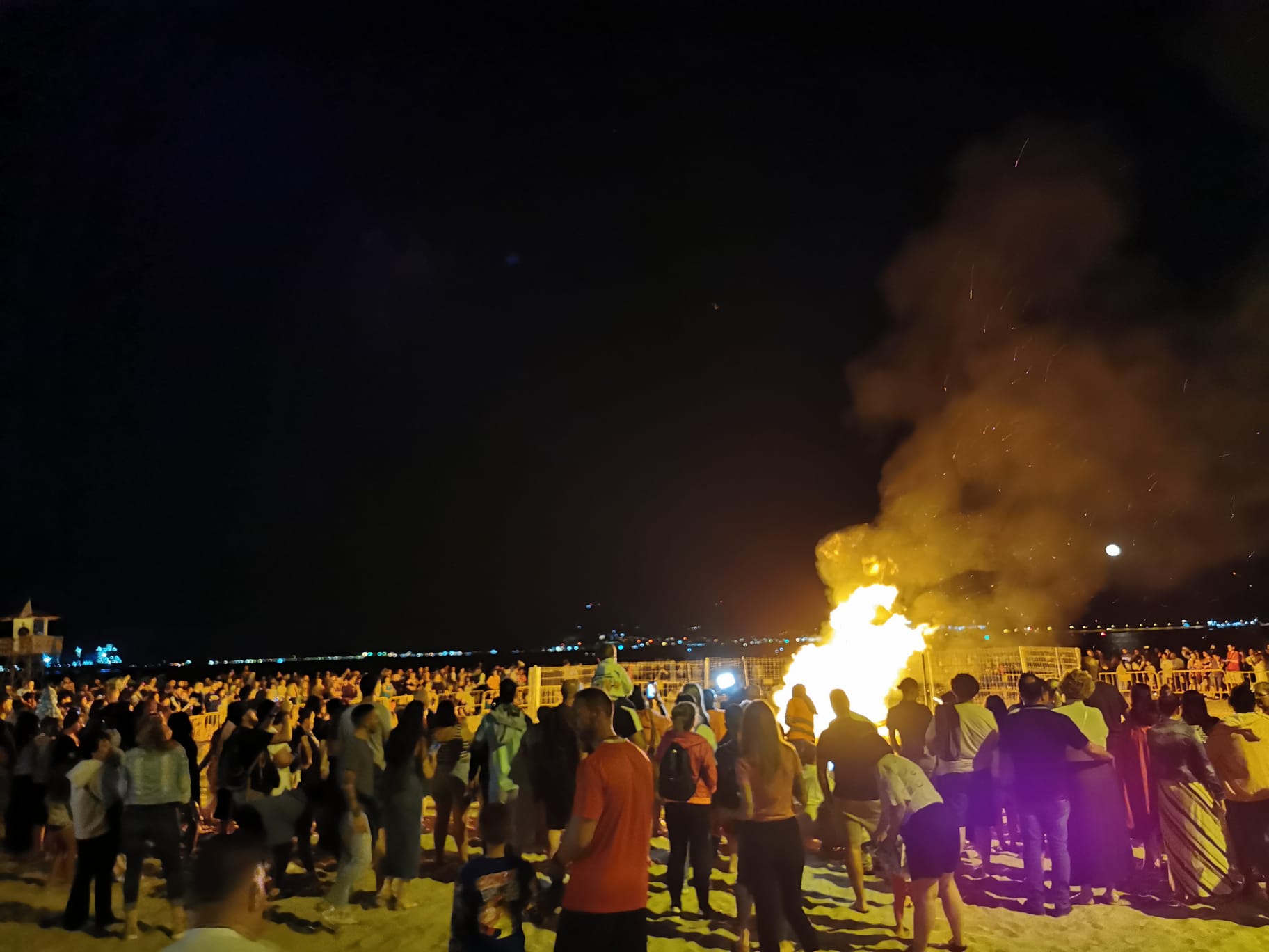 Cientos de personas disfrutan de la Noche de San Juan en el Rinconcillo y Getares.