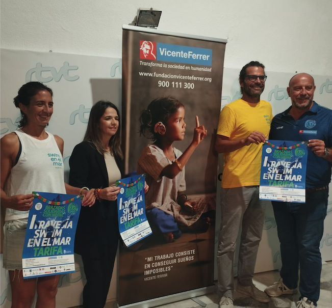 Las brazadas solidarias llegan a Tarifa  con la I Travesía a nado 'Swim en el Mar'.