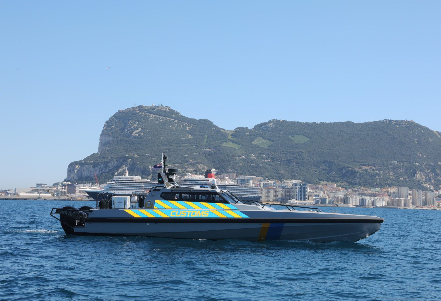 Rescatado en aguas que rodean a Gibraltar un pasajero que cayó por la borda desde un ferry.