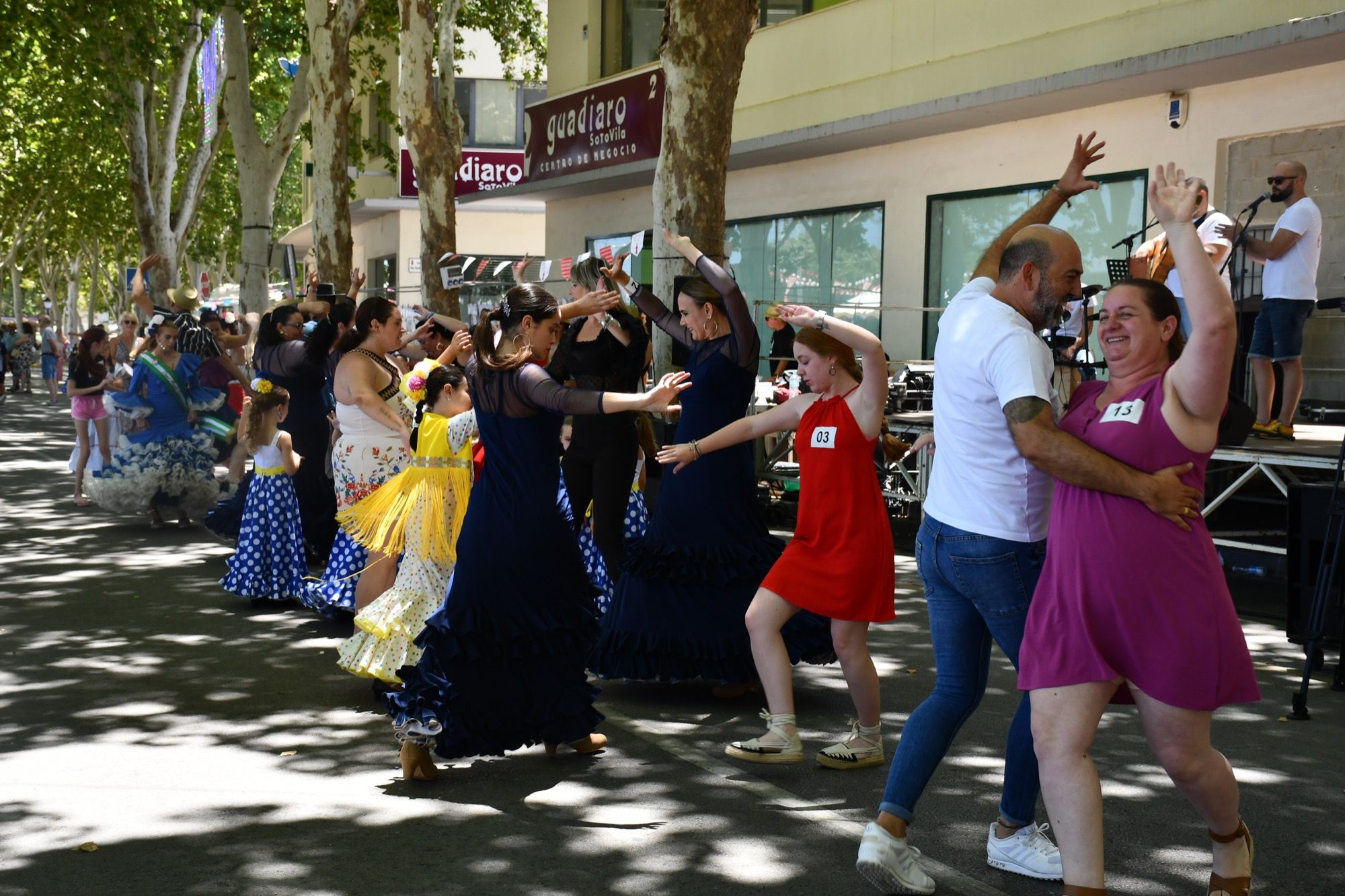 La Avenida Ciro Gil de Guadiaro se llena de bailes, comida y diversión en el Domingo Rociero