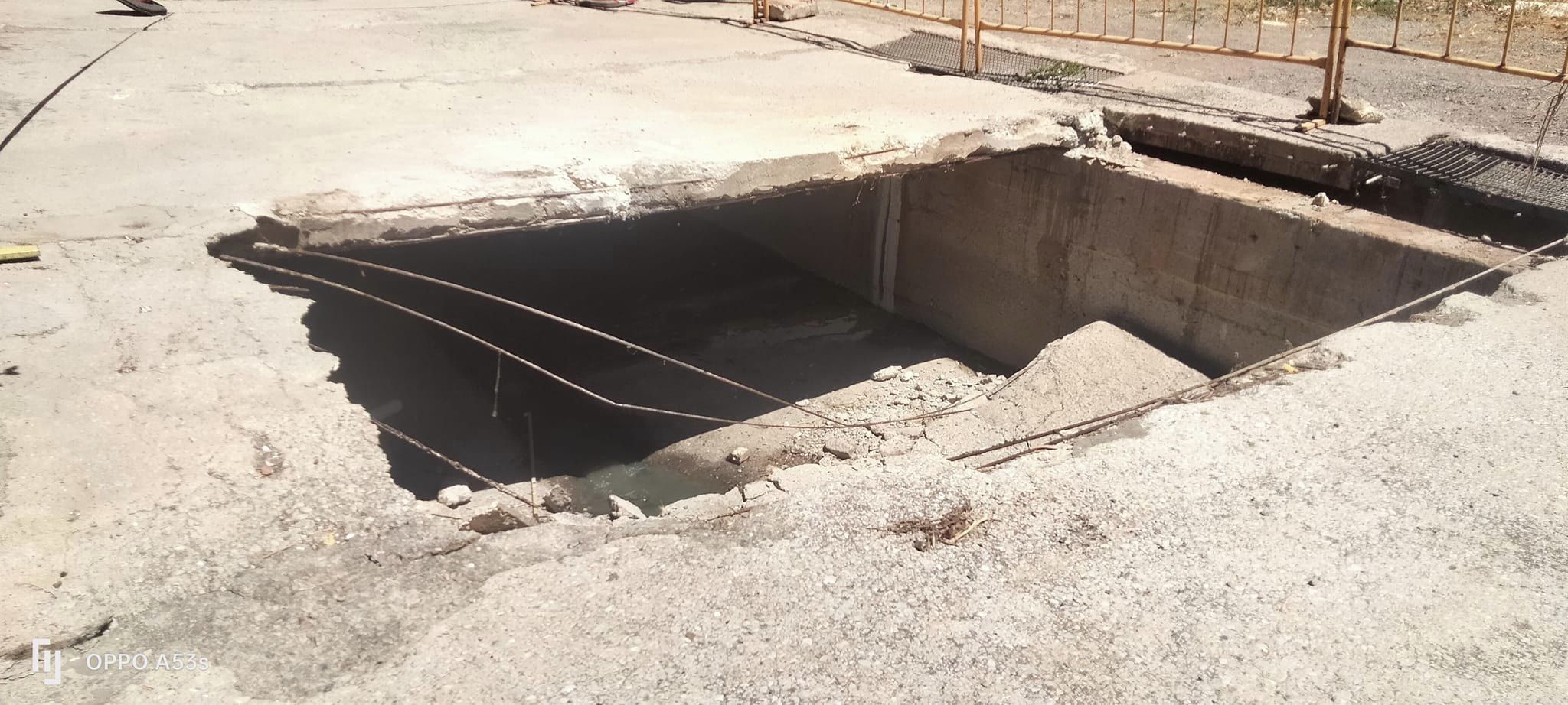 Placa de la calzada que se derrumbó en la calle Camarón de la Isla, en La Juliana.