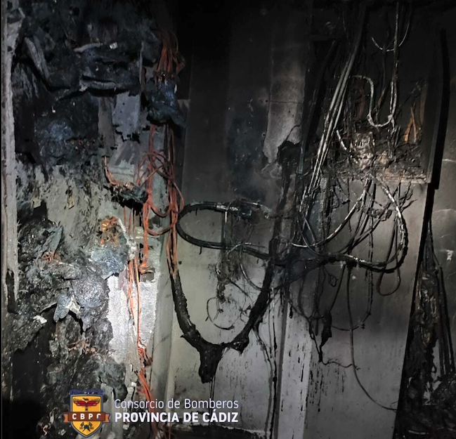 Bomberos intervienen en el incendio de un cuarto de contadores en la calle Genal de La Línea.