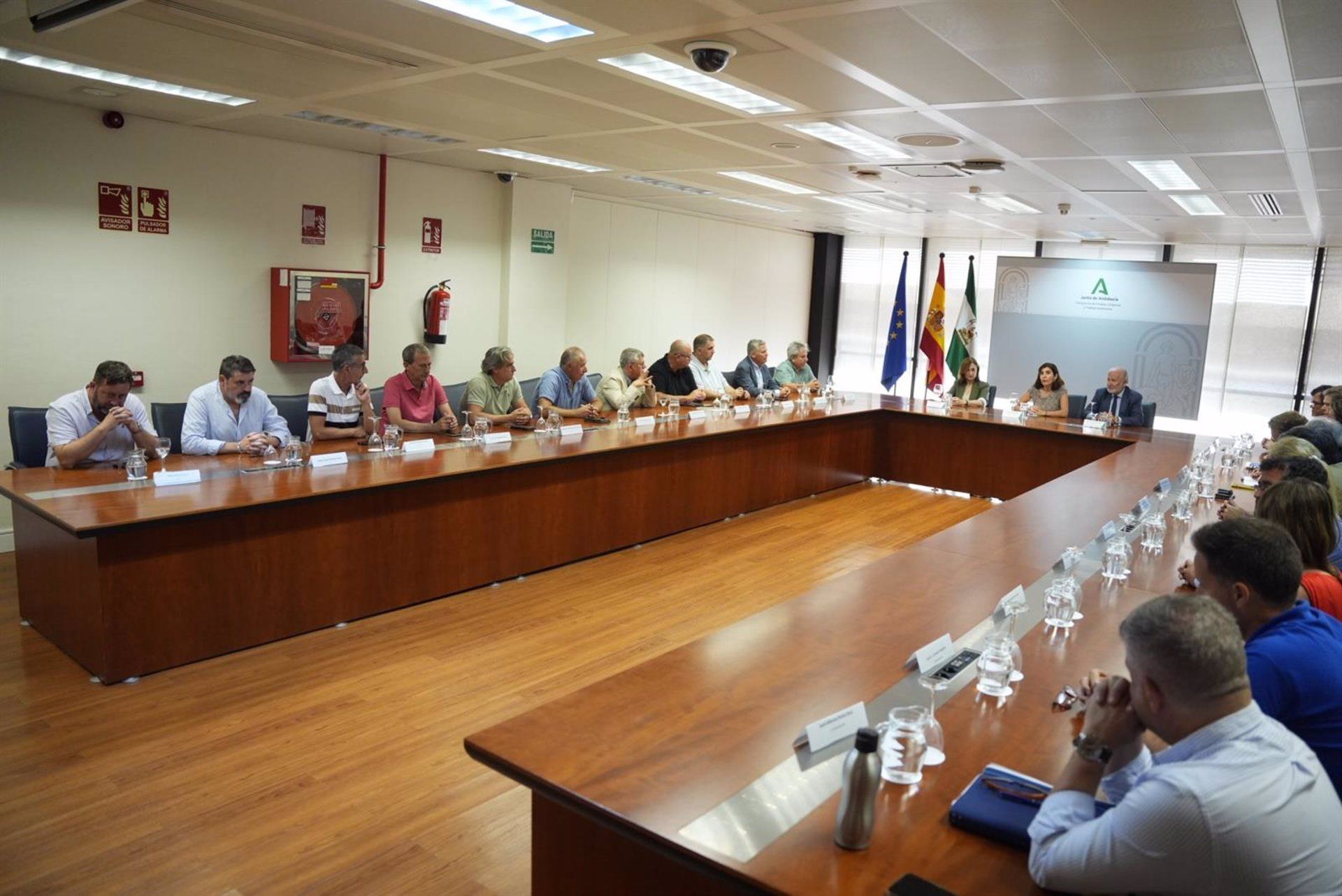 Firma del convenio entre Acerinox y el comité de empresa con la presencia de la consejera de Empleo, Rocío Blanco. - JOAQUÍN CORCHERO - EUROPA PRESS. Acerinox Europa y el comité de empresa firman el nuevo convenio colectivo en la Consejería de Empleo
