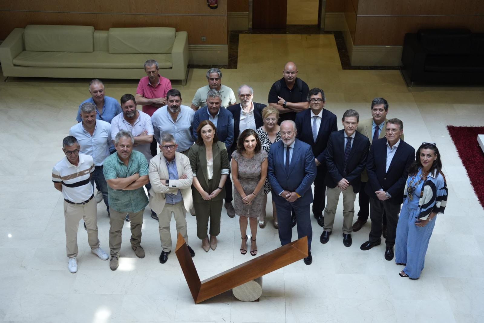 Acerinox celebra la firma del convenio, que "permite desarrollar la nueva estrategia para la viabilidad de la planta"