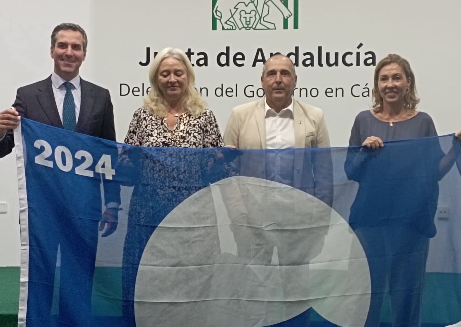 Acto de entrega de las banderas azules que ondearán este verano en San Roque.