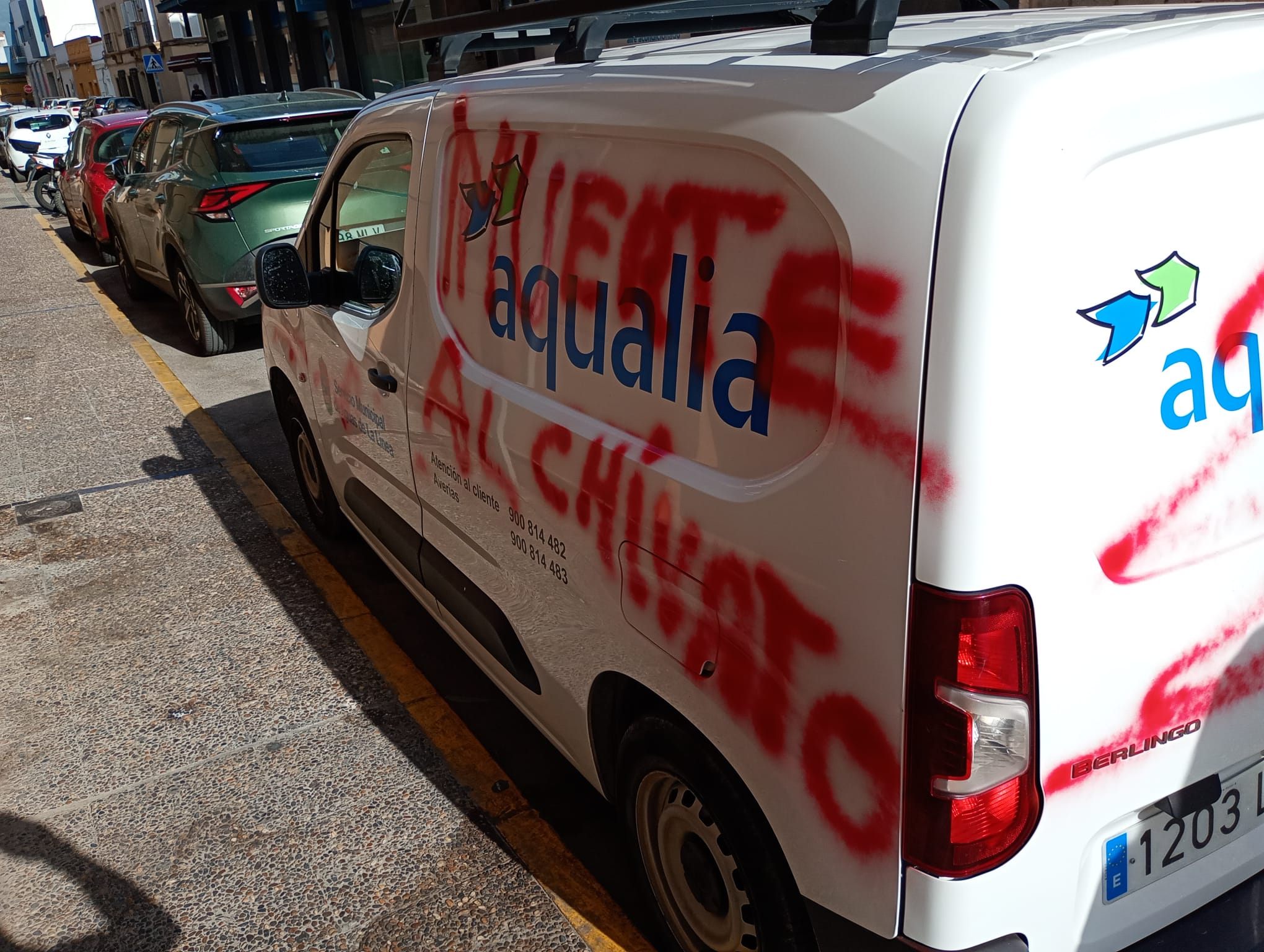 Un vehículo pintado con amenazas a trabajadores de Aqualia. Denuncian amenazas a trabajadores de Aqualia en La Línea