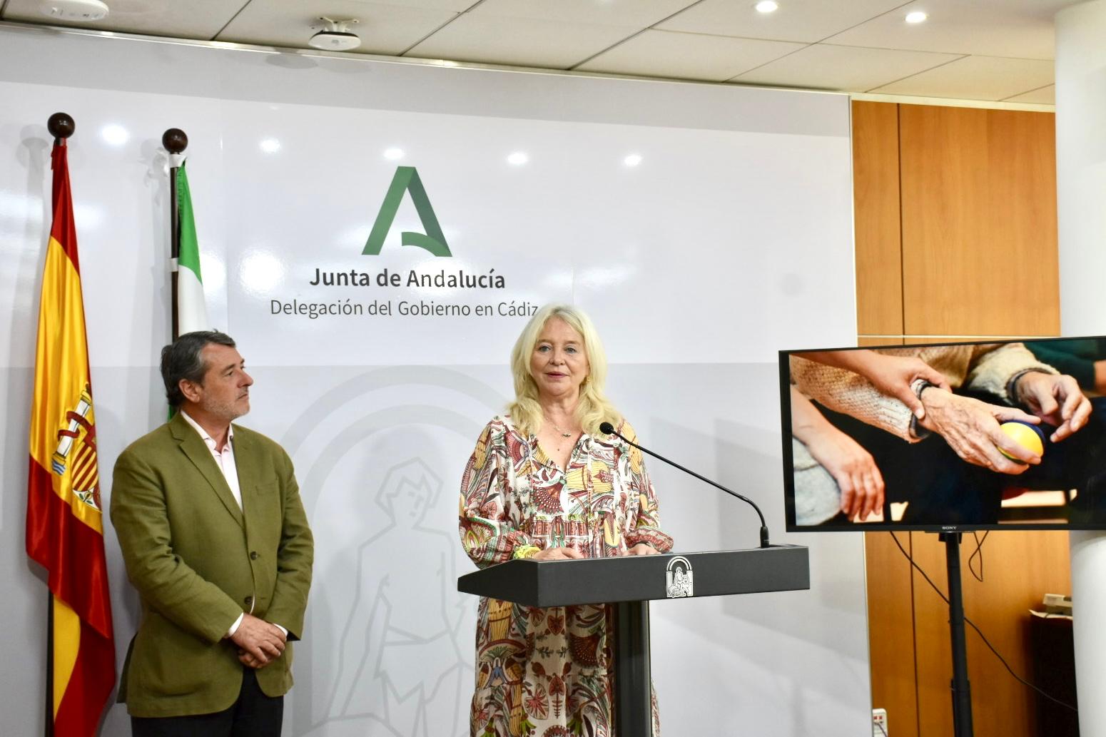 La delegada del Gobierno de la Junta de Andalucía en Cádiz; Mercedes Colombo, presenta las ayudas que la Consejería de Inclusión Social, Juventud, Familias e Igualdad para la provincia de Cádiz. 