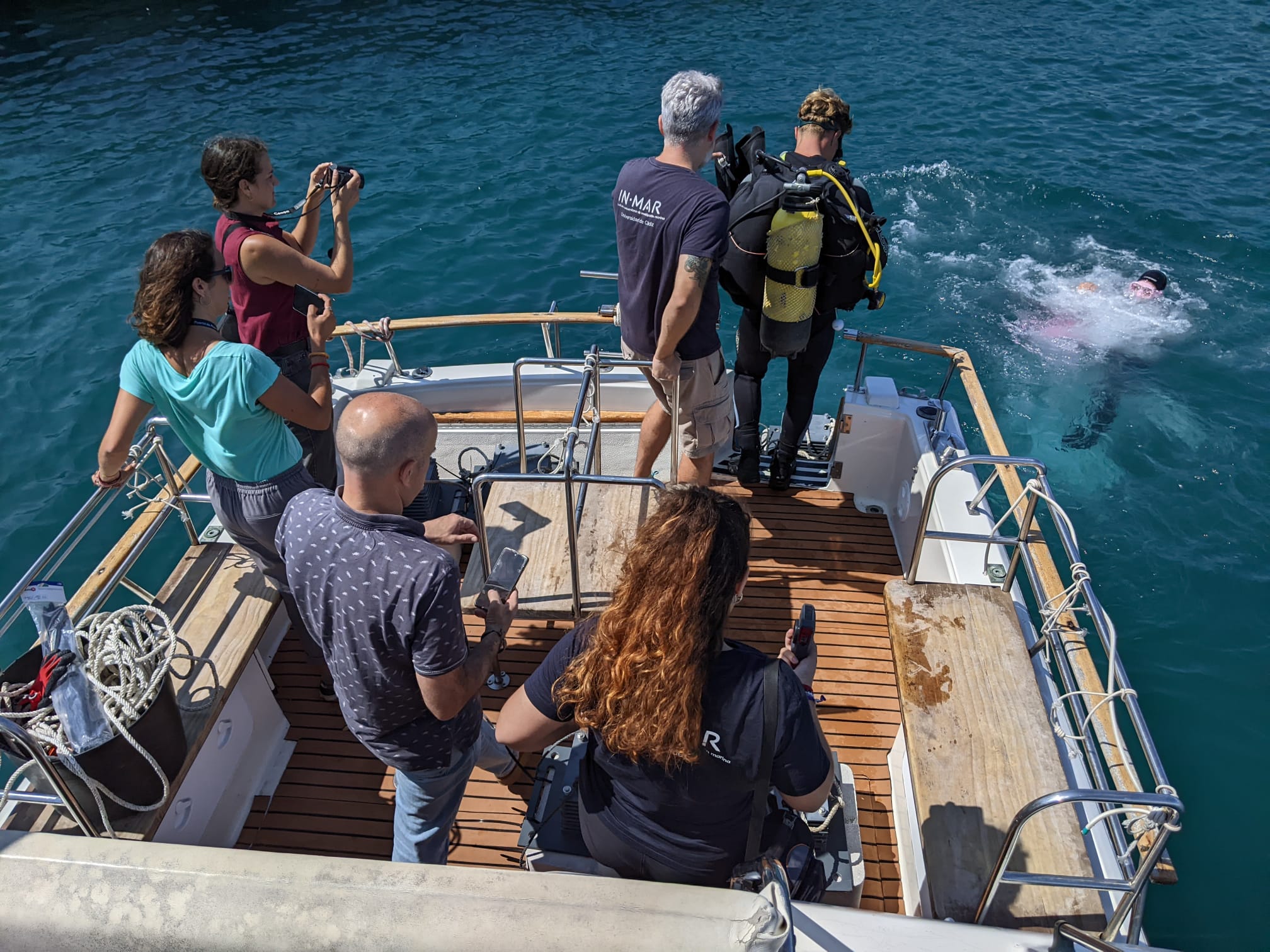 Instalan seis arrecifes submarinos artificiales en Tarifa para detectar especies invasoras.