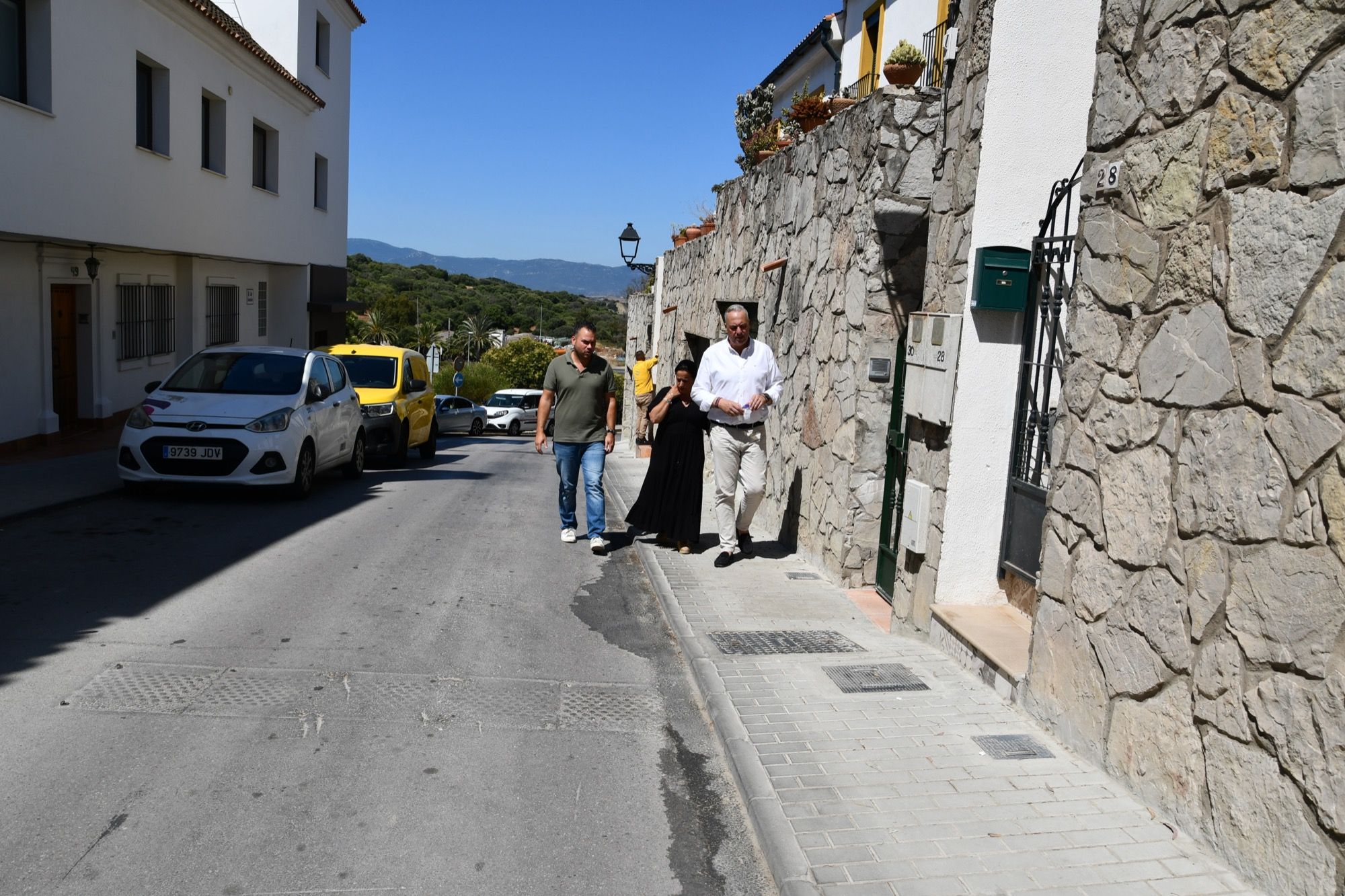 Finalizada la mejora del firme y eliminación de barreras arquitectónicas en la calle Constitución.