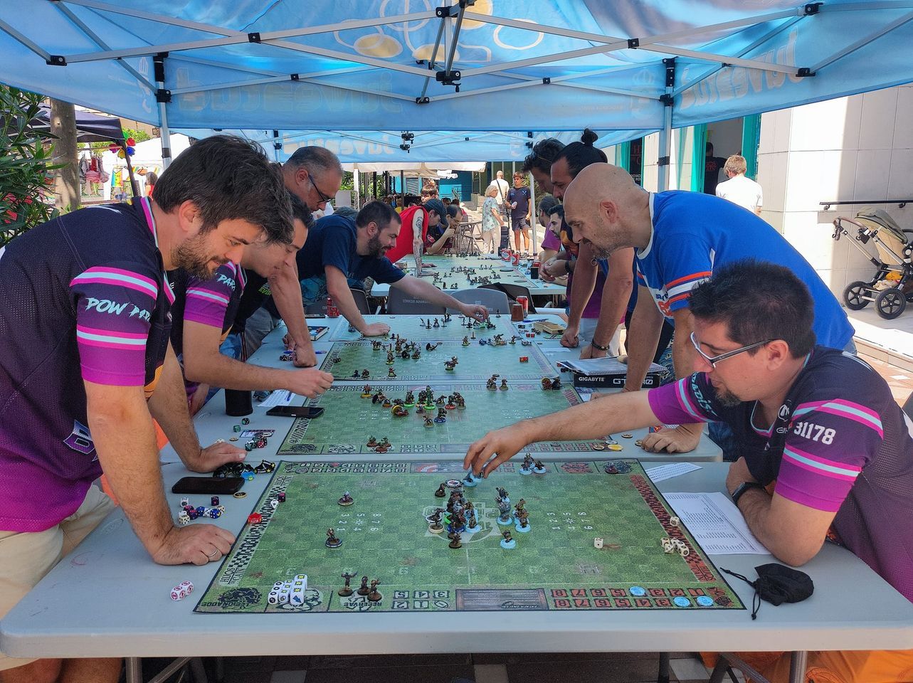Medio centenar de jugadores disputaron el IV torneo de fútbol fantástico 'Piojo Bowl'.