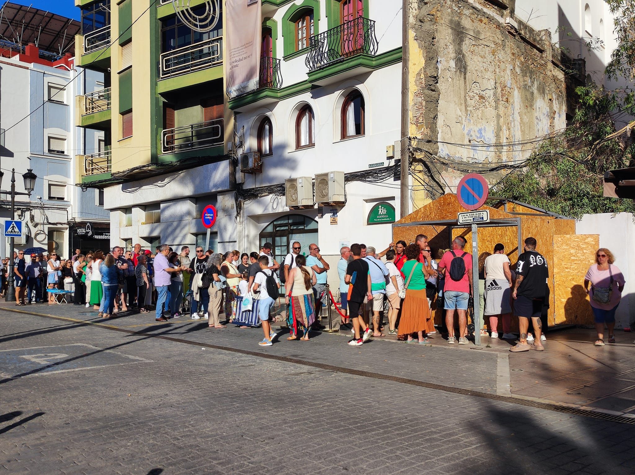 Los linenses hacen cola durante horas para adquirir una silla para la cabalgata de feria. Foto: S.D. / 8Directo. 