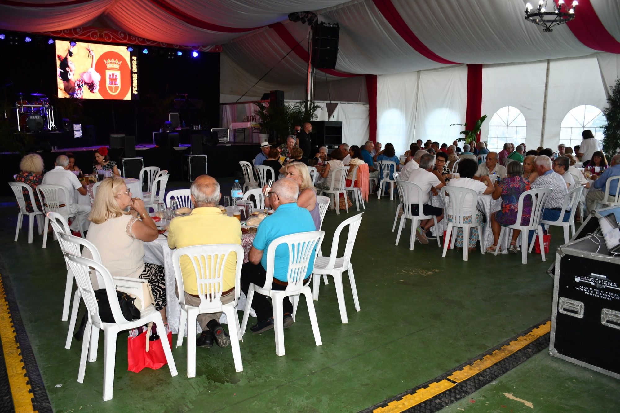 Unas ochenta personas disfrutan del buen ambiente en la Cena de la Tercera Edad de la Feria de Torreguadiaro