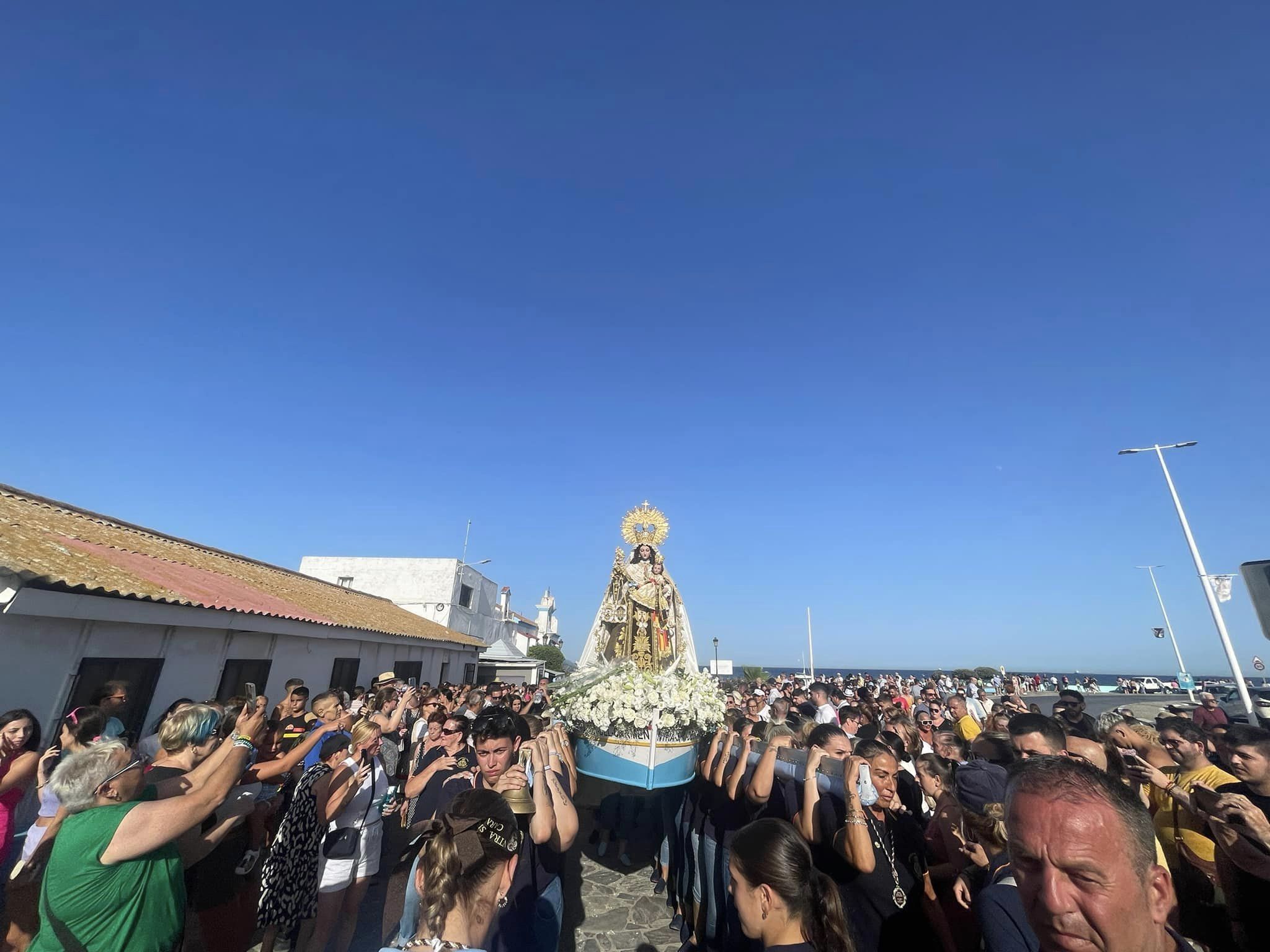 Un momento de la procesión del Carmen por el barrio de La Atunara, en La Línea. 