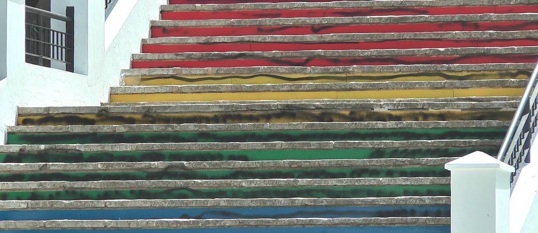 Escaleras pintadas en Tarifa.