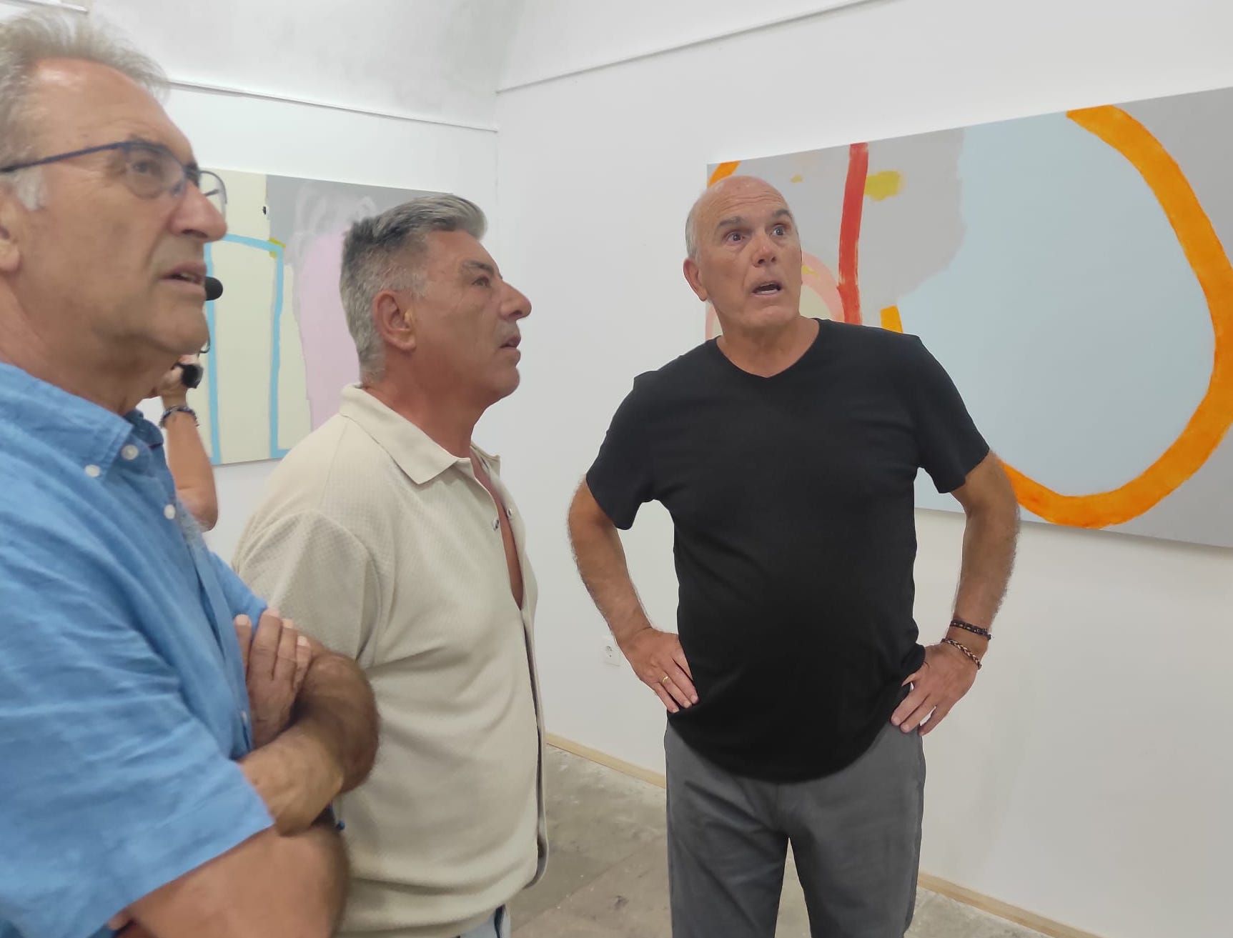 La veintena de trabajos del autor tarifeño Antonio Galván ya cuelgan en la Cárcel Real.