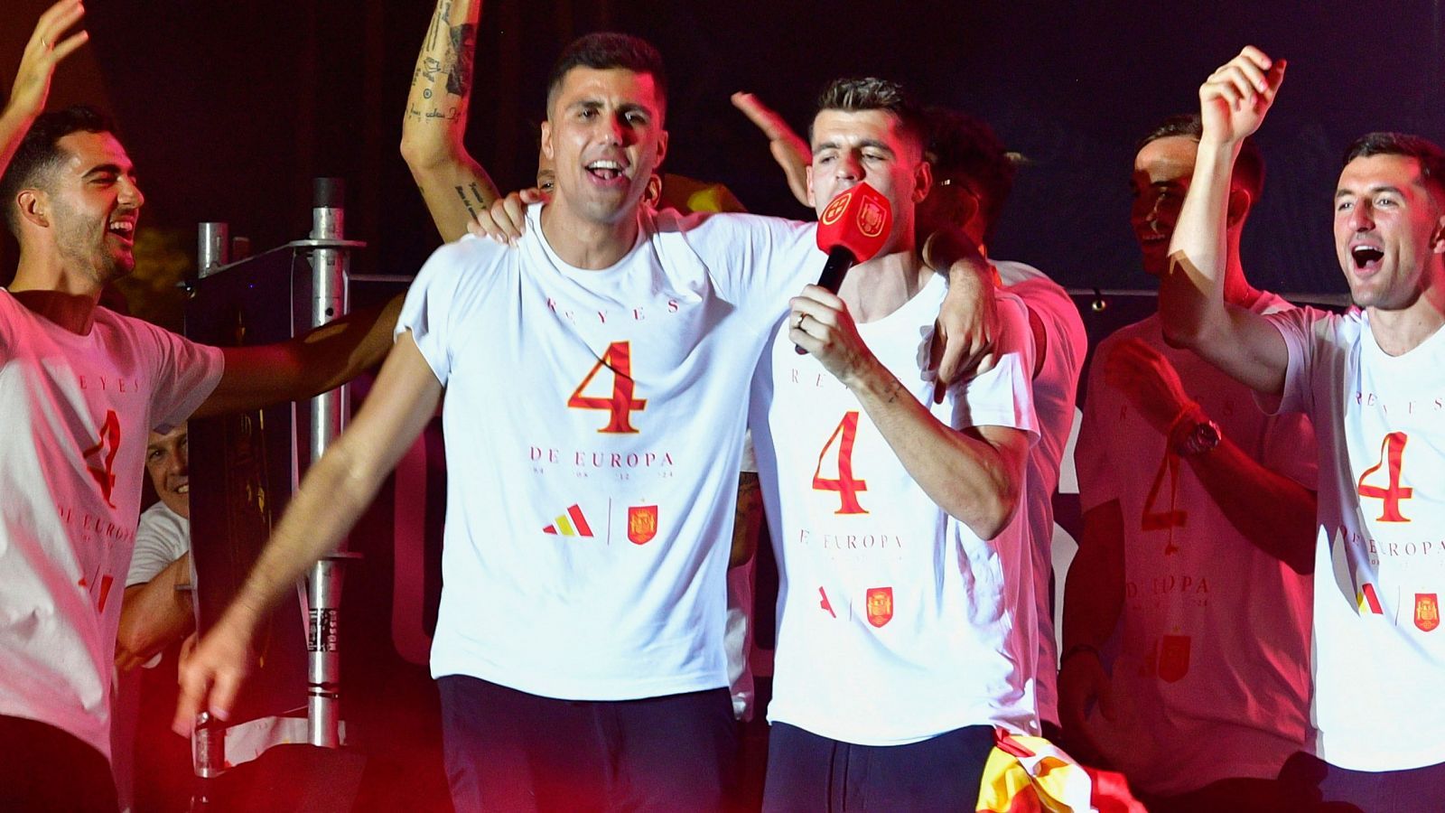  Morata y Rodri , durante la celebración. El PP considera "inaceptable" que Rodri no juegue hoy con la selección por gritar “Gibraltar español”