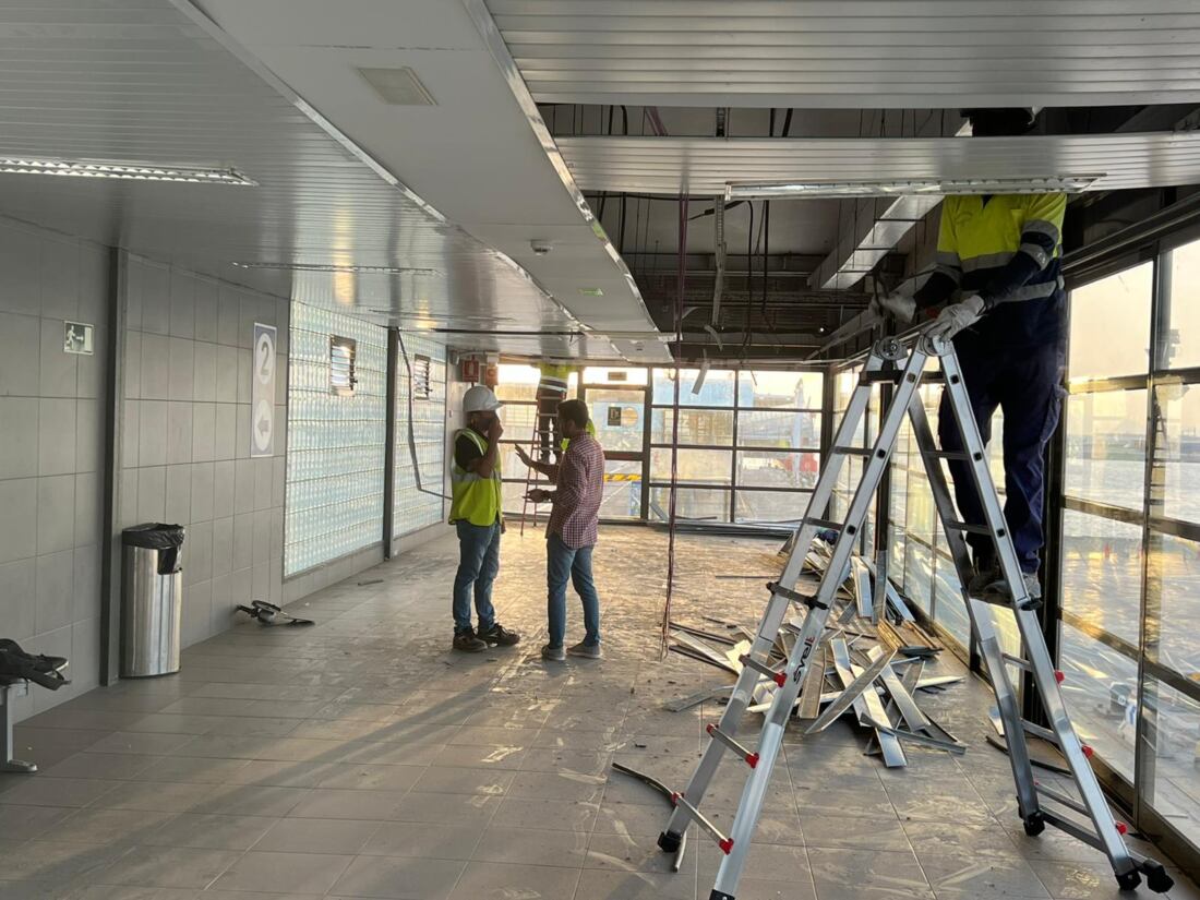 Caída parcial de un tramo del techo de la galería de embarque de pasajeros número 2 de la estación marítima de Ceuta.