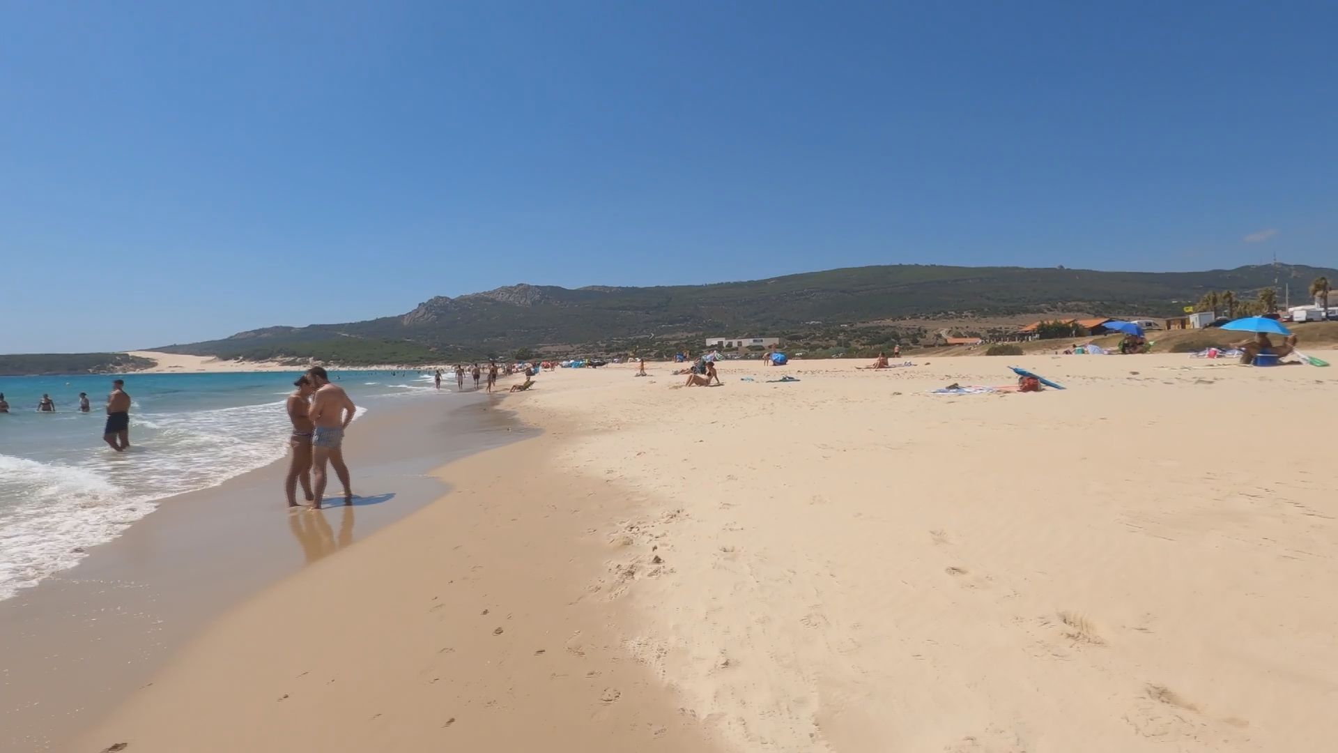 Tiempo de verano en la comarca este fin de semana con temperaturas que superarán los 30 grados. Playa de Bolonia.