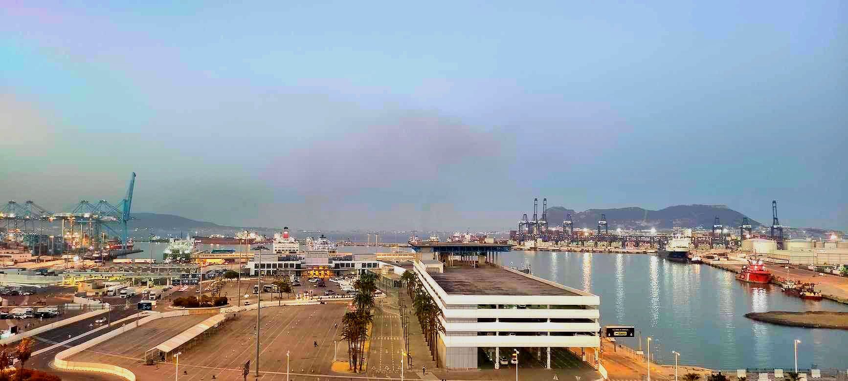 Puerto de Algeciras.  Atraque de Ferries.