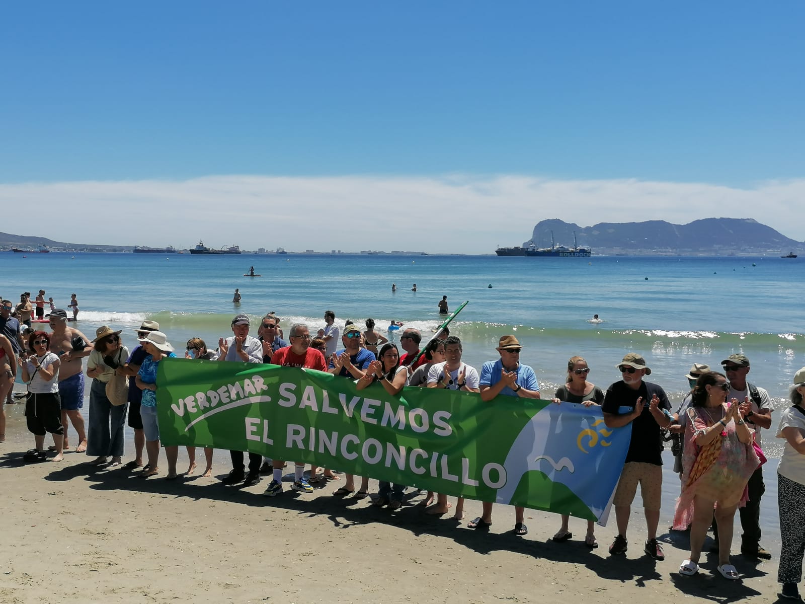 Imagen de archivo de una protesta de Salvemos Rinconcillo. El Gobierno "no puede facilitar" una fecha concreta para las obras de regeneración de la playa del Rinconcillo