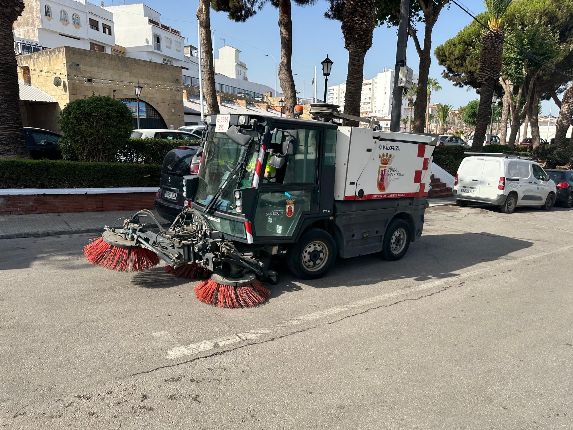 San Roque pone a punto el recinto ferial de El Ejido para el montaje de las casetas y atracciones.