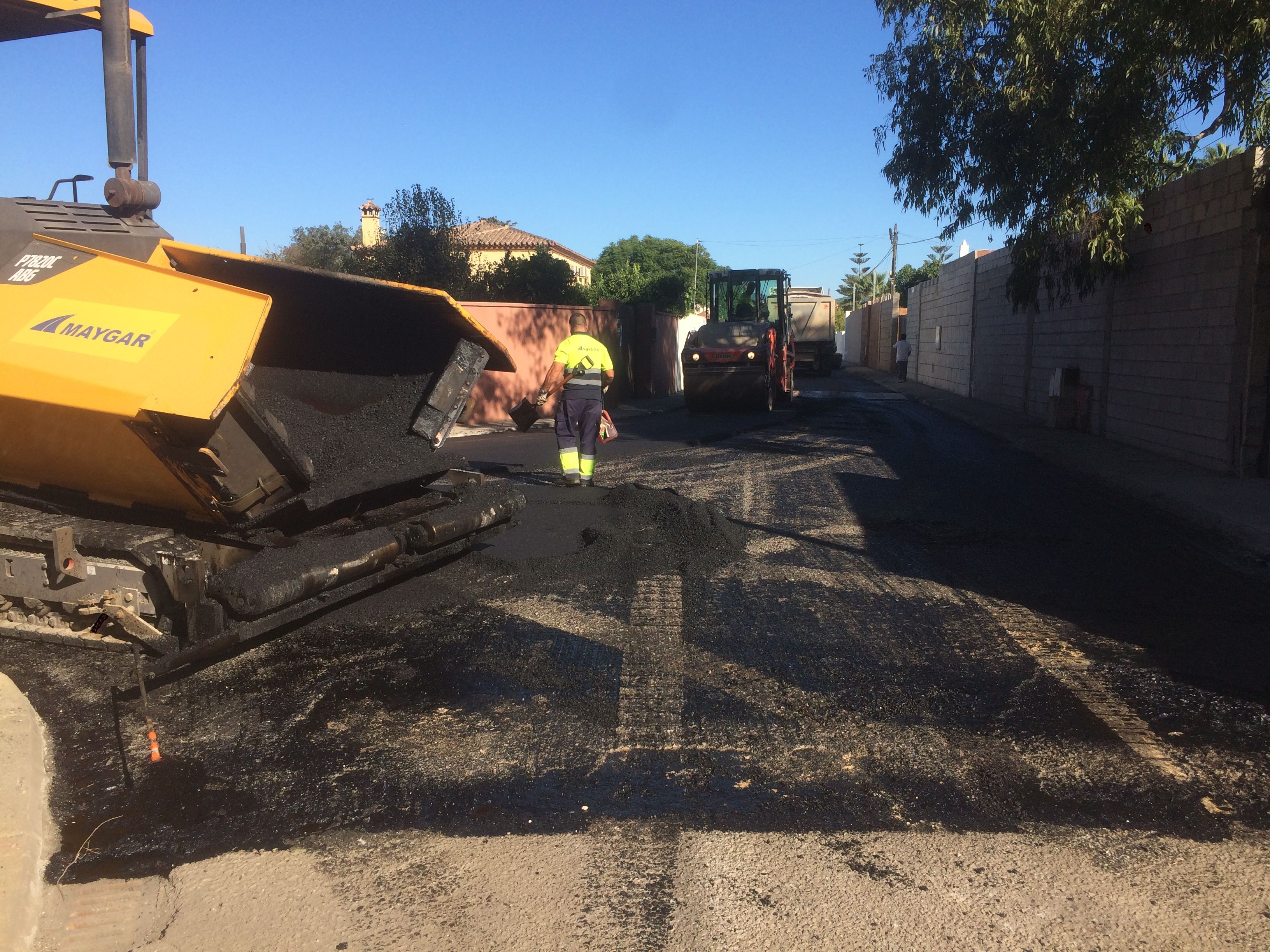 Nuevo plan de inversiones de Diputación: estas son las 34 actuaciones previstas en la comarca. Trabajos de asfaltado en Los Barrios. Imagen de archivo.
