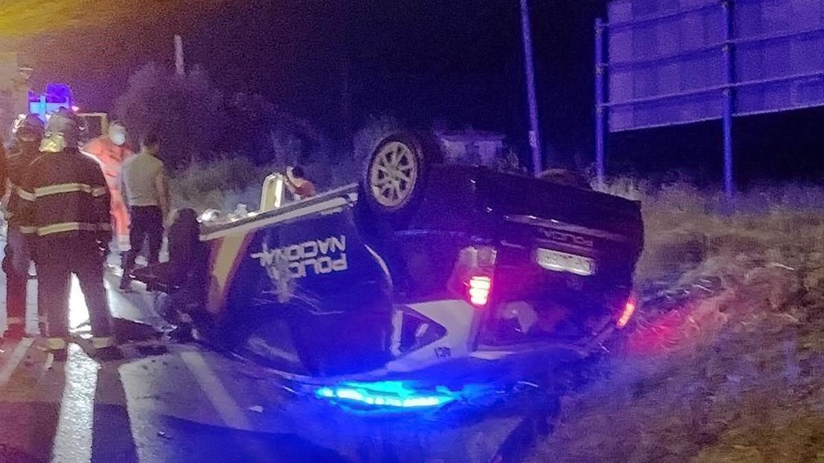 Imagen de cómo quedó el coche de la Policía Nacional tras ser embestido. 
