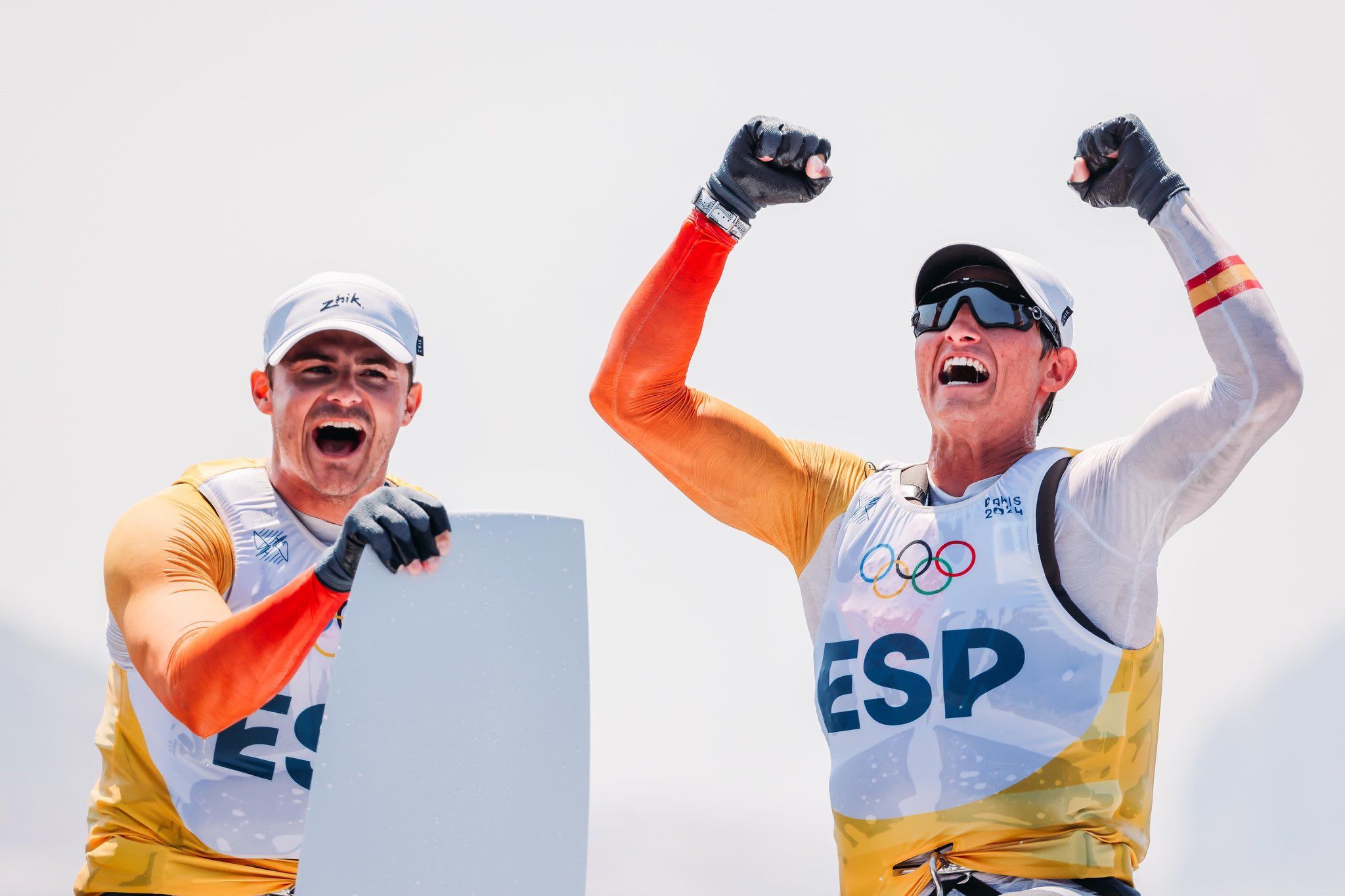 Primer oro para España: los regatistas Diego Botín y Florian Trittel ganan en vela. Foto: COE. 