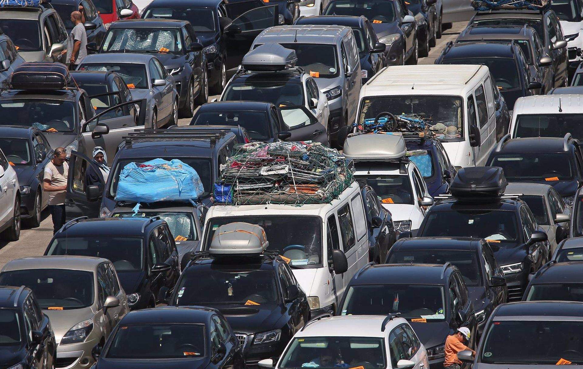 Más de 30.000 personas cruzan por Algeciras y Tarifa este viernes en la OPE.