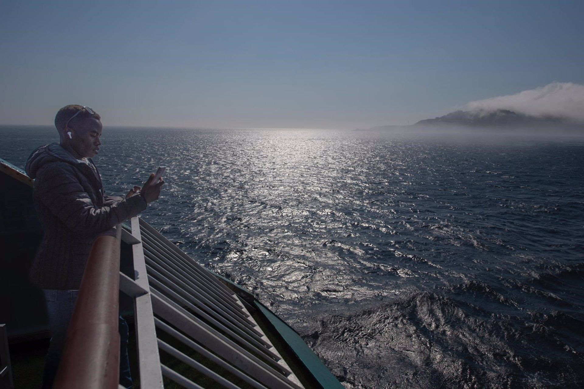 Uno de los chicos en el barco de camino a Algeciras (Cádiz). - ANTONIO SEMPERE.