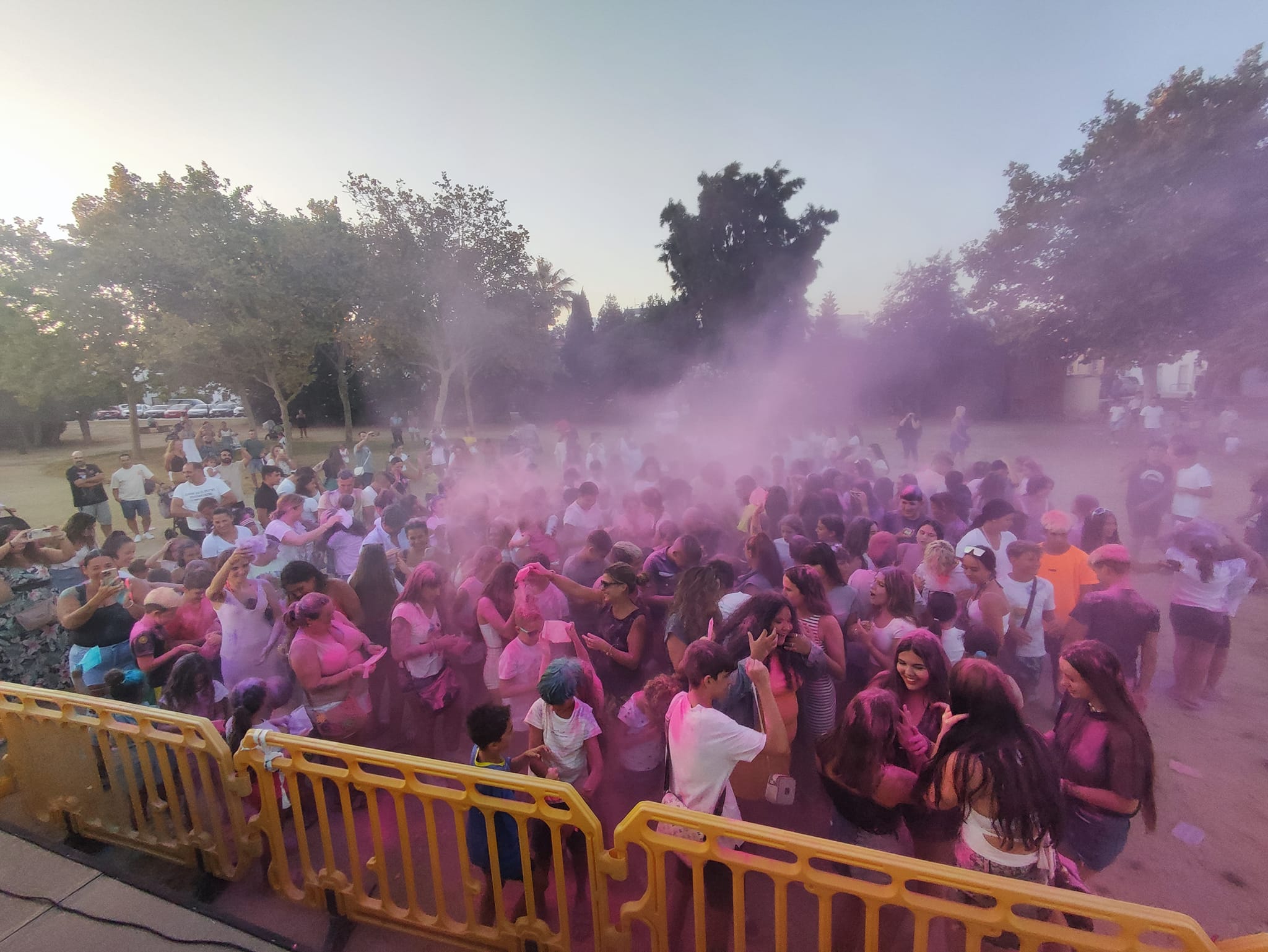 Los jóvenes de Palmones lo pasan en grande en la 'fiesta de los colores'. Foto: S.D. / 8Directo.