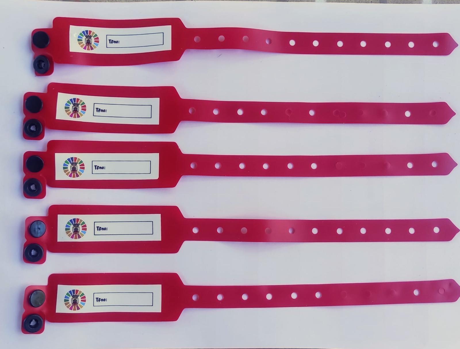 Pulseras identificativas. Los 'cacharritos' en la Feria de San Roque costarán dos euros, el precio más bajo de la comarca.