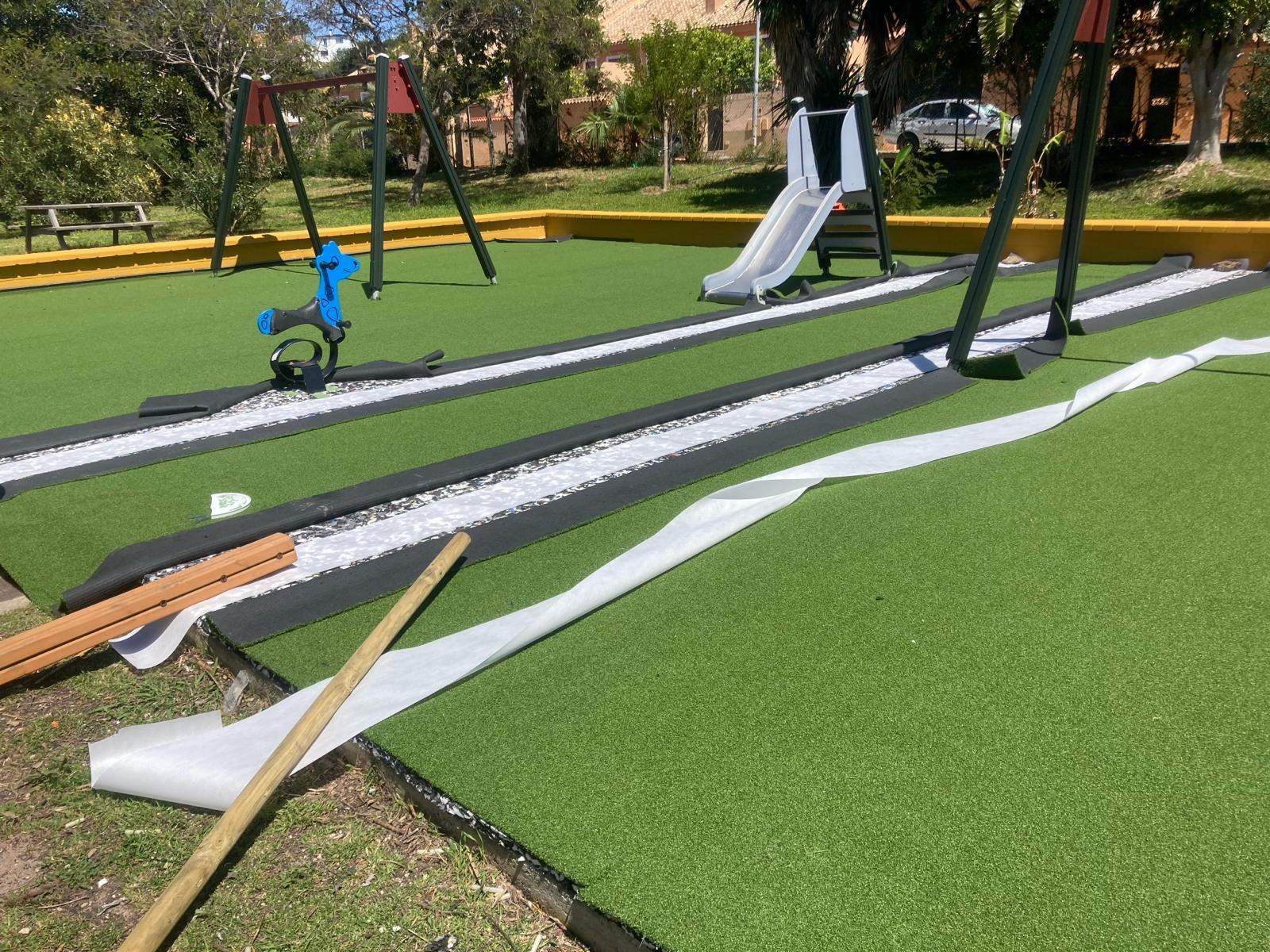Imagen de los trabajos para implantar césped artificial en el parque infantil de San Bernabé.