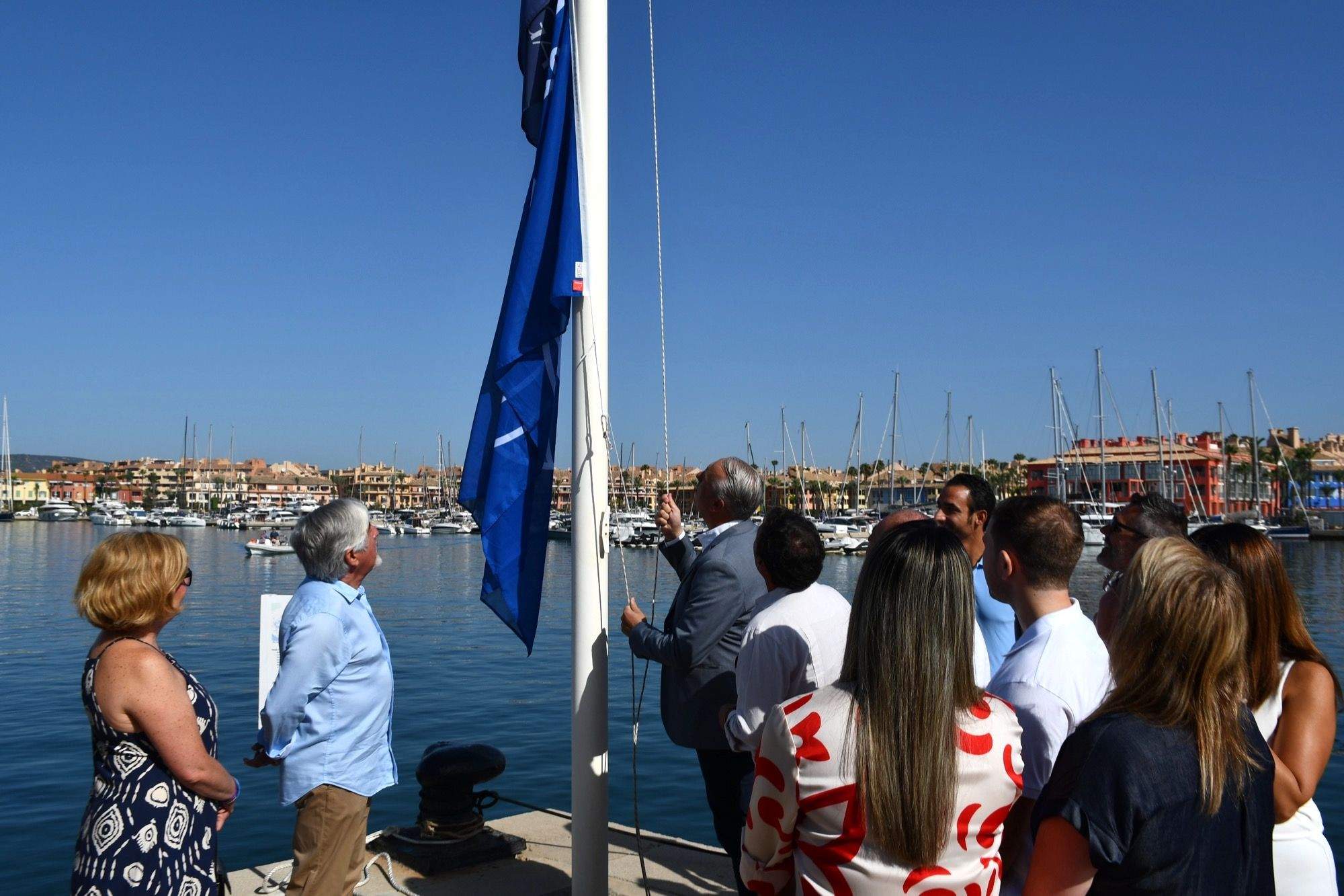 Archivo de la izada de la Bandera Azul en Puerto Sotogrande. El Campo de Gibraltar renueva sus Banderas Azules en siete playas y dos puertos