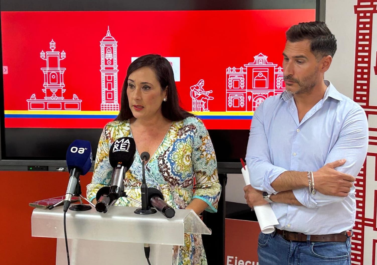 Rocío y Fran Fernández. El PSOE de Algeciras denuncia una subida de la cuota de contratación del agua y el PP lo niega.