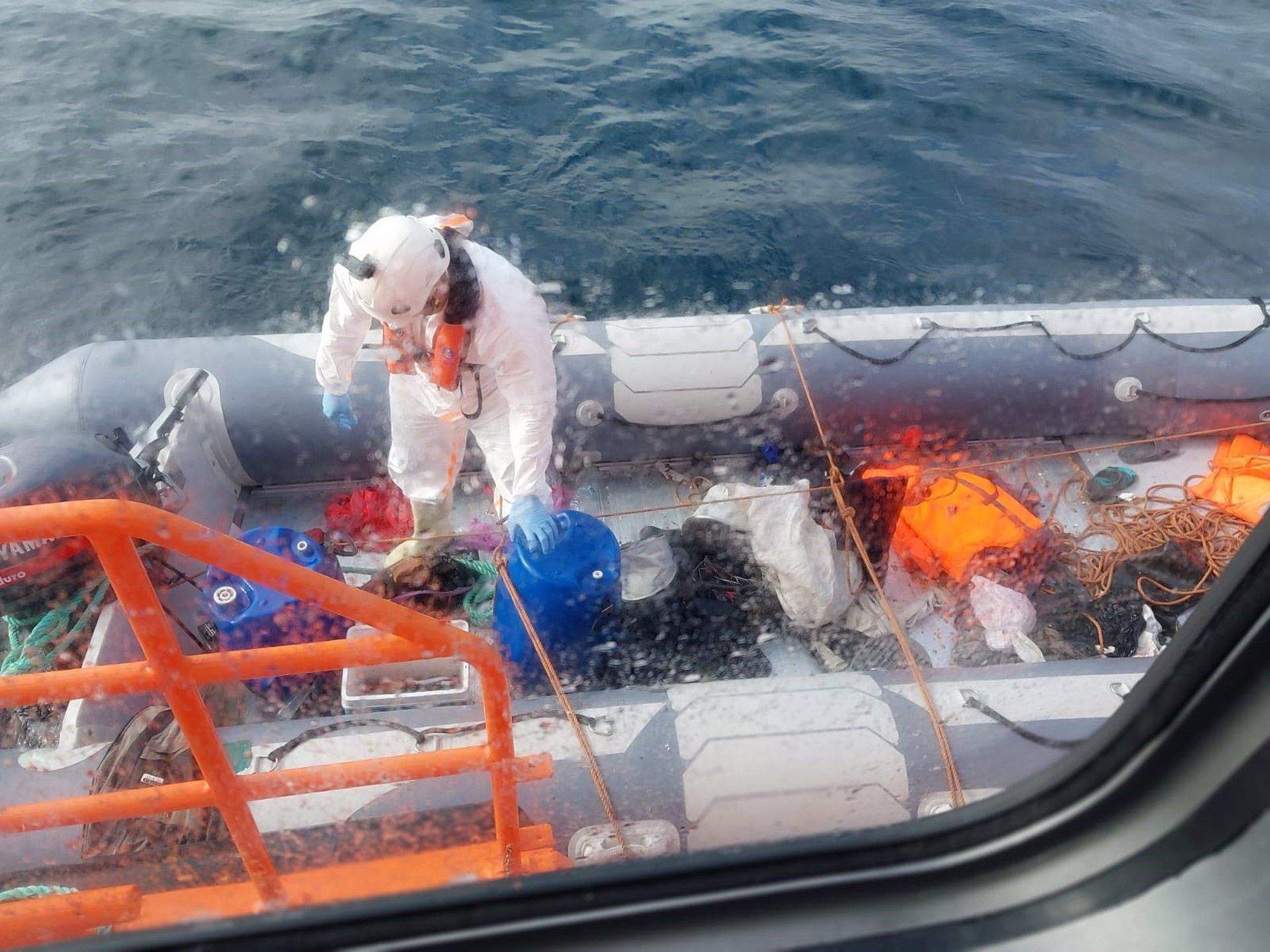 Embarcación neumática localizada por Salvamento Marítimo. - SALVAMENTO MARÍTIMO. Trasladan al puerto de Algeciras 26 personas rescatadas de una neumática en la costa de Conil