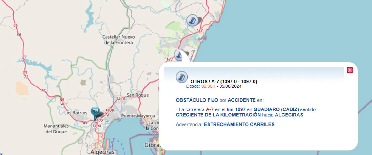 Bomberos intervienen para excarcelar a atrapados en un vehículo accidentado en la A7.